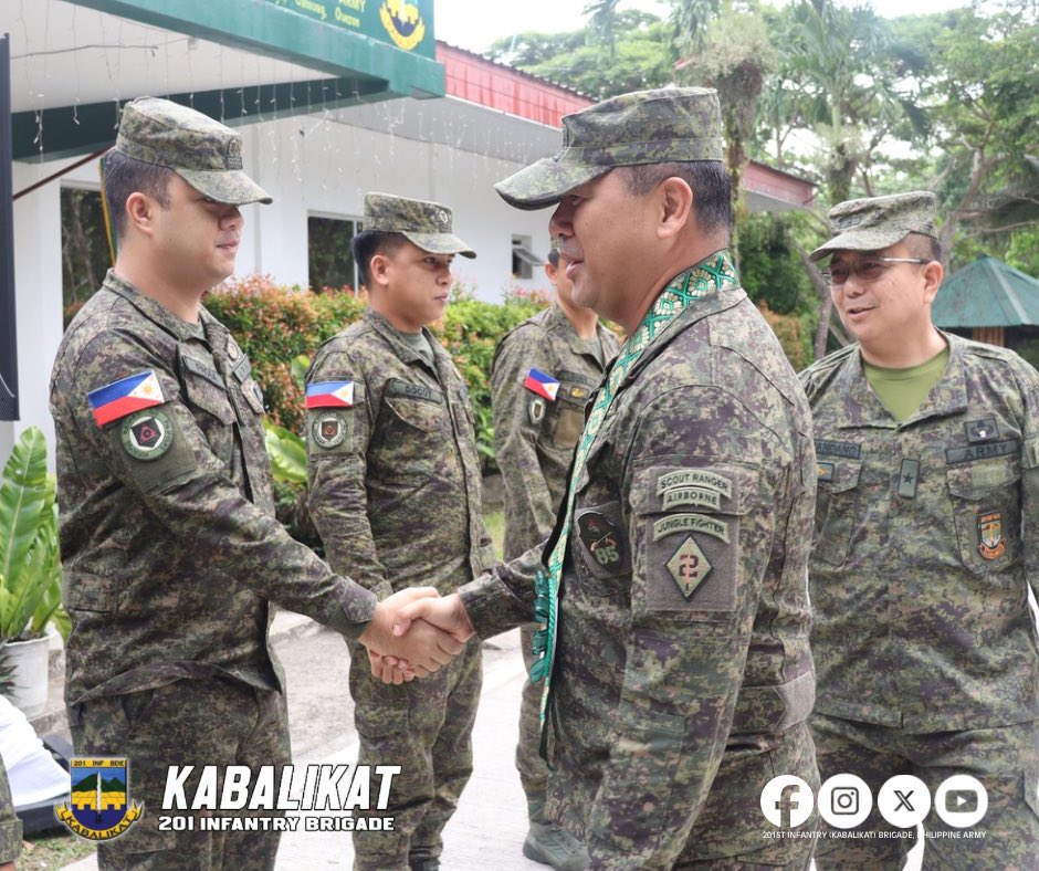 201Brigade's tweet photo. 𝐁𝐑𝐄𝐀𝐊𝐈𝐍𝐆 | 𝐃𝐢𝐯𝐢𝐬𝐢𝐨𝐧 𝐈𝐧𝐬𝐩𝐞𝐜𝐭𝐨𝐫 𝐆𝐞𝐧𝐞𝐫𝐚𝐥 𝐓𝐞𝐚𝐦 𝐀𝐫𝐫𝐢𝐯𝐞𝐬 𝐚𝐭 𝟐𝟎𝟏𝐬𝐭 𝐁𝐝𝐞

#KabalikatSaKapayapaan #201Kabalikat #PhilippineArmy https://t.co/8Yb7nS5xUz