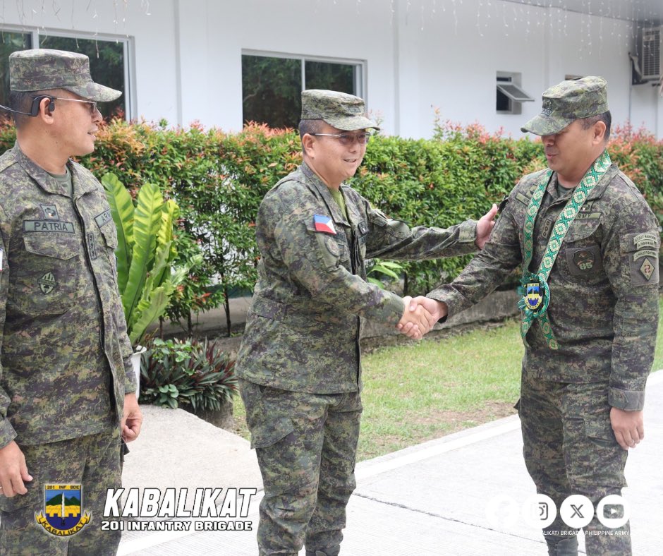 201Brigade's tweet photo. 𝐁𝐑𝐄𝐀𝐊𝐈𝐍𝐆 | 𝐃𝐢𝐯𝐢𝐬𝐢𝐨𝐧 𝐈𝐧𝐬𝐩𝐞𝐜𝐭𝐨𝐫 𝐆𝐞𝐧𝐞𝐫𝐚𝐥 𝐓𝐞𝐚𝐦 𝐀𝐫𝐫𝐢𝐯𝐞𝐬 𝐚𝐭 𝟐𝟎𝟏𝐬𝐭 𝐁𝐝𝐞

#KabalikatSaKapayapaan #201Kabalikat #PhilippineArmy https://t.co/8Yb7nS5xUz