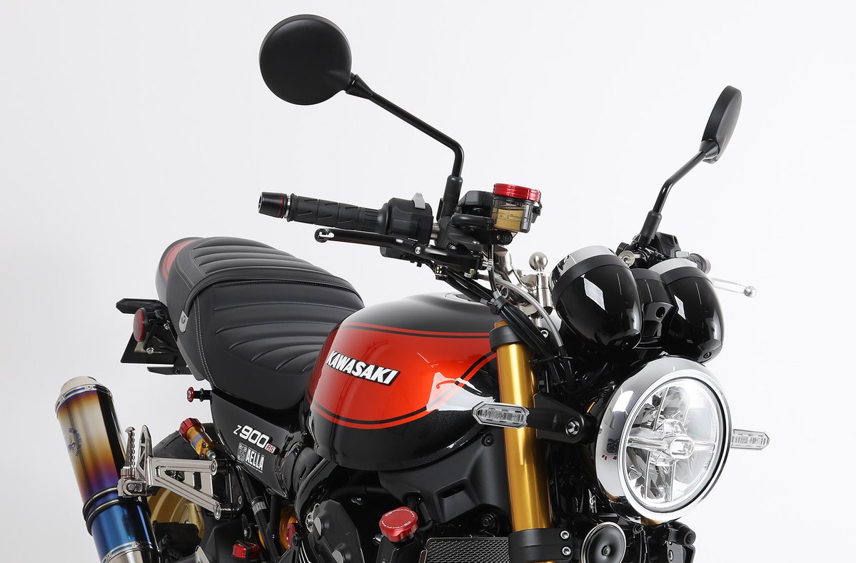 AELLA7439's tweet photo. 【AELLA新製品情報】

Z900RS 2026～用
アルミ削り出し可変ハンドル

ーー理想のポジションは、ライダーの数だけある。ーー

Kawasaki Z900RS 26-専用設計。
AELLAの可変ハンドルは、単なる「ハンドル交換」ではありません。
ライダー一人ひとりの体格やライディングスタイルに合わせて、理想のポジションを追求するために生まれたアルミ削り出しハンドルです。
開き角を調整できる独自構造により、街乗りからワインディング、ロングツーリングまで、自然に力が入り、思い通りに操れるポジションを実現します。
削り出しだから実現できる、高精度と高剛性

一般的なパイプハンドルでは避けられない左右差や個体差。

AELLAは各パーツをアルミブロックから高精度に削り出し、クランプ部・立ち上がり部・ハンドル部を独立設計。
クロモリ製位置決めピンを採用することで、組み付け精度と剛性を高いレベルで両立しました。
スポーティでありながら、疲れにくい

専用設計により、ライダーをコンパクトでコントロールしやすいポジションへ導きます。
剛性を高めながらも適切な肉抜き加工を施すことで、軽量化と振動低減を両立。
グリップへ伝わる不要な振動を抑え、長距離走行時の快適性向上にも貢献します。
機能美というAELLAの答え

ハンドルは、ライダーが最も長く触れ、常に視界に入るパーツだからこそ、AELLAは性能だけでなく、その佇まいにも妥協しません。
アルミ削り出しならではの立体的な造形と美しい切削面は、精密加工だからこそ生まれる存在感を放ち、停車中でさえオーナーの満足感を高めます。
さらに、Z900RSが持つネオクラシックなスタイルとの調和を追求することで、まるで純正であるかのような自然さと、削り出しならではの確かな個性を両立。
走れば優れた操作性を実感し、眺めれば所有する歓びを感じられる――それがAELLAの考える「機能美」です。

可変ハンドルの名前の由来はハンドルの絞り角を調整できること。
純正25°固定に対して、AELLAは23°/25°/27°の３つから選ぶことができ、またハンドルを手前に倒すことで「垂角」を作ることも可能です。

ポジションはノーマル比で幅を約0～20ミリ狭く、手前に約7～19ミリ、高さを約3～5ミリ高く設定。
オプションとして、標準の2mmに加え、7mm・9mm・12mmのスペーサーをご用意しており、用途に応じて変更が可能です。

■適合車種
Kawasaki Z900RS 26-
※2026年モデルで適合確認済み

■ポジション：純正ハンドル　幅730mm 絞り角25°
絞り角23°　幅 ／730mm　高／ 3mm上　手前／ 7mm
絞り角25°　幅 ／720mm　高／ 4mm上　手前／ 13mm
絞り角27°　幅／ 710mm　高／ 5mm上 　手前／ 19mm

※ハンドルバーエンドは純正が装着できます。
　（弊社バーエンドスライダーおよびレバーガードは装着する事ができません）

※ハンドルの調整角度によっては、車両全幅が保安基準の範囲を超え、車検に適合しない場合があります。
　車検時にはハンドル角度を標準位置へ戻していただくか、別売りの車検対応スペーサーをご使用ください。
　なお、車検適合の可否は車両個体差や装着部品によって異なる場合がありますので、事前にご確認ください。

■カラー
ポリッシュ（アルミ削り出し無垢）　
ホワイト（無着色アルマイト）　
ブラック（アルマイト）

商品コード    AE-27073
税込価格    ￥79,750
https://t.co/x0LX8s9jhz

#Z900RS
#Z900RS2026
#Z900RSSE
#KAWASAKIZ900RS