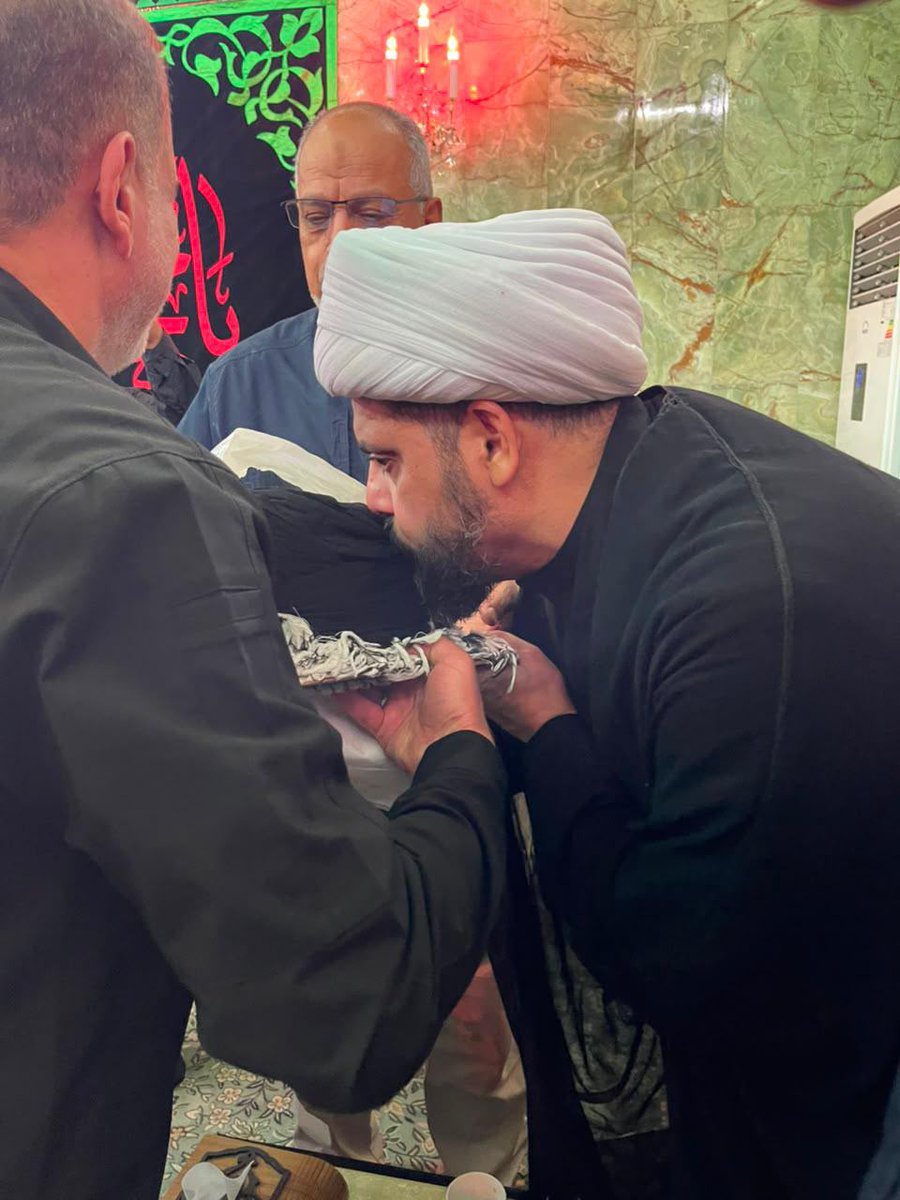 Qais__Iraq's tweet photo. الشيخ الأمين يتبرك بتقبيل عمامة السيد 
الشهيد القائد علي الخامنئي (قدس سره) 
#قوموا_لله
#الحسين_نهجنا https://t.co/UpysheF7FC