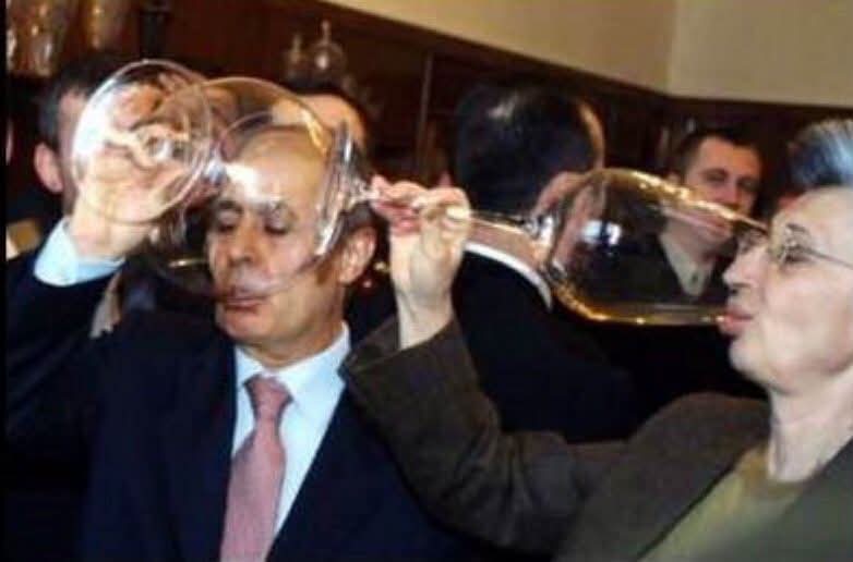 Gul_sah___'s tweet photo. -Ramazan ayında göstererek su içen 
-oğlunu İş Bankasına Müdür yaptıran 
-Ecevit’e kitapçık atarak ekonomiyi batıran 
-THY uçağını balık aldırmaya İzmir’e gönderen 
Eski Cumhurşaşkınına inat Recep Tayyip Erdoğan cıyız

#NATO
#Sondakika 
#Kapak
#viral https://t.co/KkH7Ktl6U2