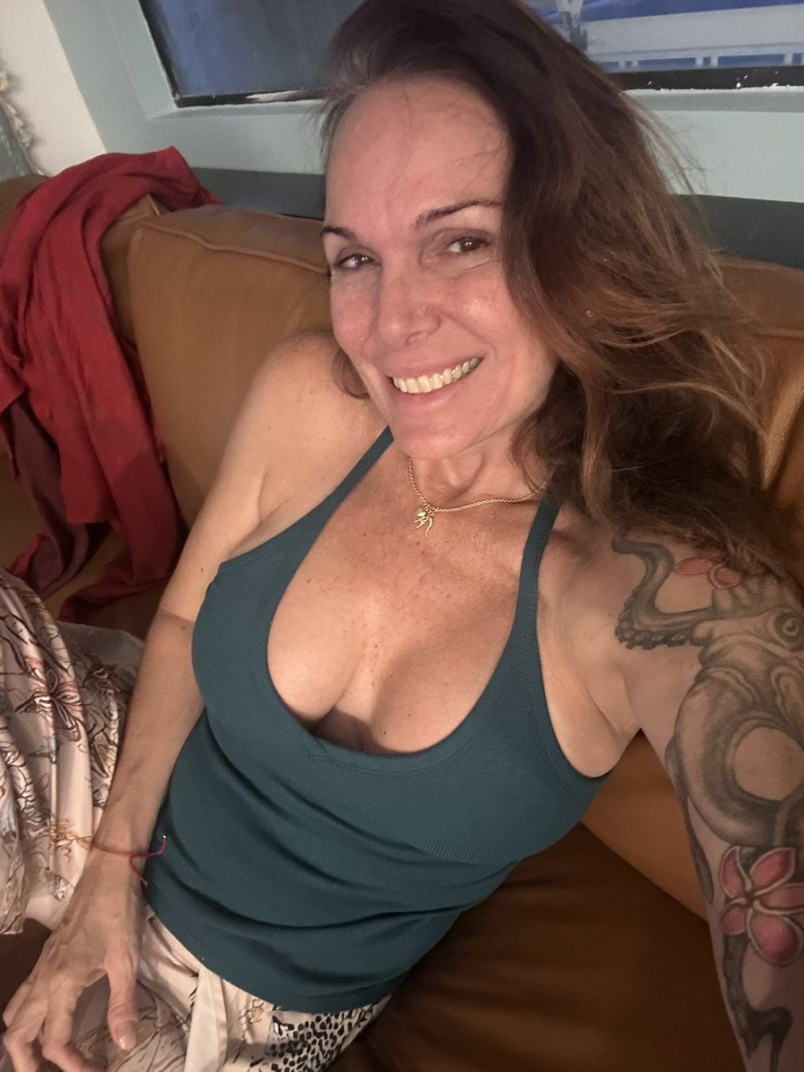 ZChrizzi's tweet photo. Just a relaxing evening enjoying my new home #tinyhouse https://t.co/F0I63SrxTJ
