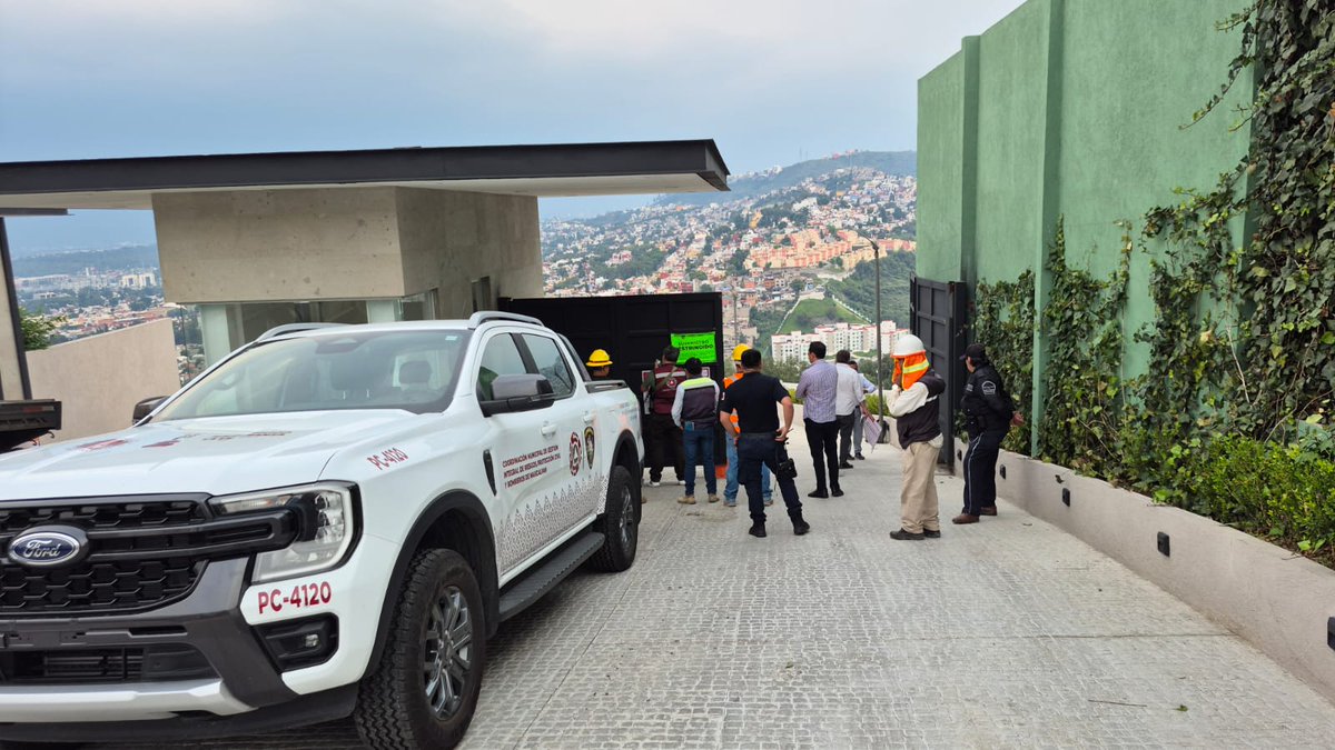 ComunidadLV1a's tweet photo. Las autoridades de @GobiernoMX colocaron sellos de suspensión en #PrivadaLV #Faisan157 #naucalpan por irregularidades con el tema del agua y riesgo. Agradecemos la gestión de @OAPASNau y @proteccivilnau que acudieron a verificar las anomalías. @isaacsolar https://t.co/RW5NRcv3Q2