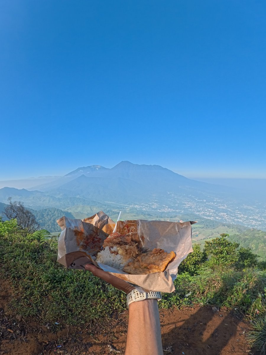 Threshold_99's tweet photo. Ohh... jadi gini rasanya sarapan with view 🤭😜
Udah mah perut keisi, mata juga ikut dimanjain.

Kalian sarapan belum? 

Jangan lupa sarapan ya, agar kuat menjalani hari sebagai WNI. https://t.co/5KLhlQrSdk