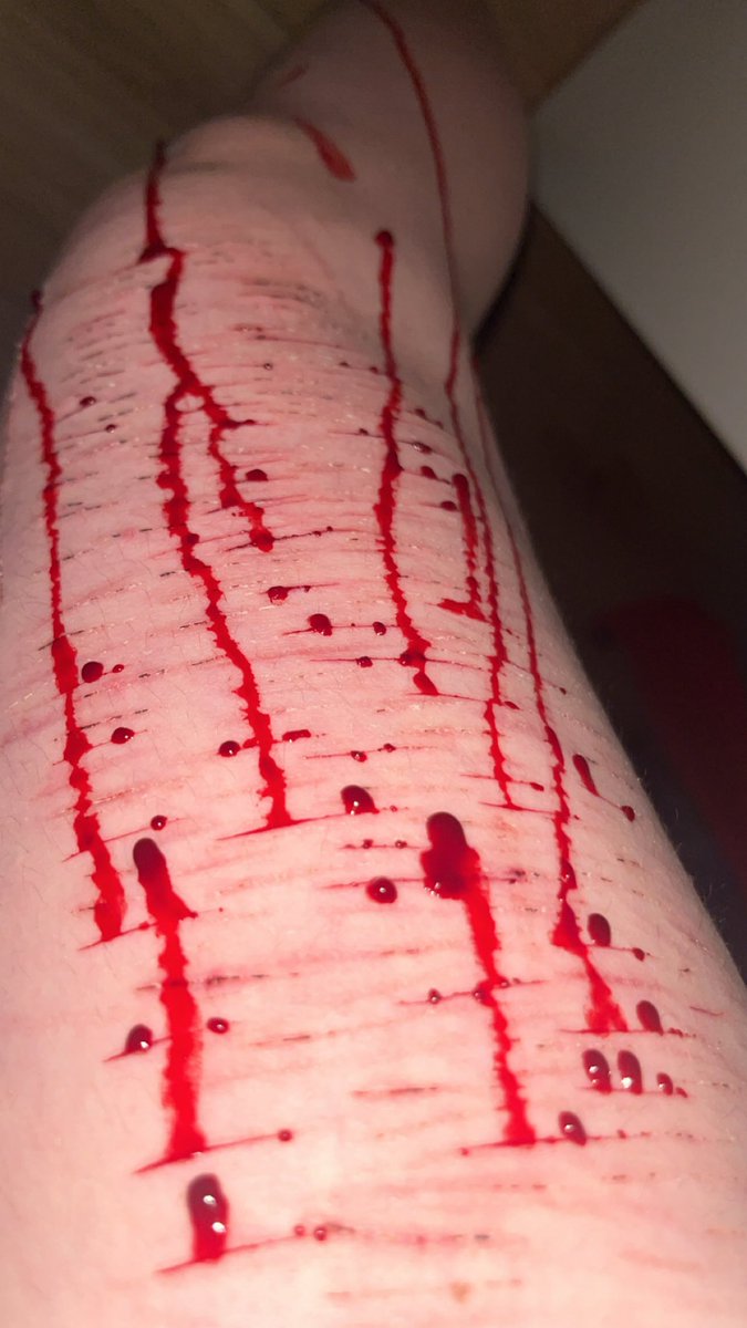 lilybuttiny's tweet photo. Messyyy xxxx !! FAKE TRAINING FOR HALLOWEEN 🎃 !!! ALL MAKEUP !!!  ( dm for the vid ) https://t.co/fBceDc2IYI