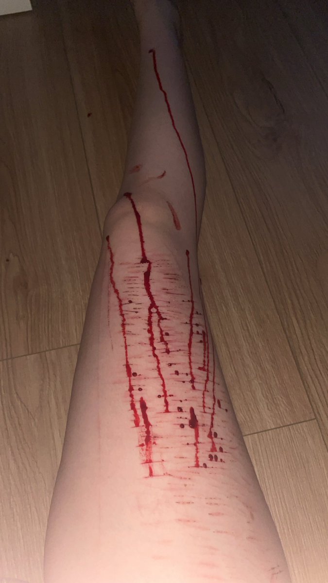 lilybuttiny's tweet photo. Messyyy xxxx !! FAKE TRAINING FOR HALLOWEEN 🎃 !!! ALL MAKEUP !!!  ( dm for the vid ) https://t.co/fBceDc2IYI