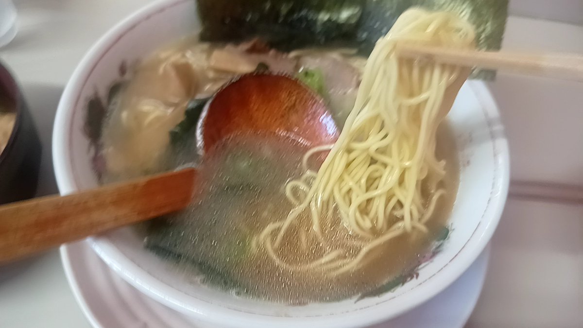 2440003t's tweet photo. 横浜旭区善部　ラーメンショップ 椿 希望ヶ丘店
らーめんトロロ丼セット

安くて旨い！
椿のスープをリッチにしてパツ麺が泳ぐ
少し甘いスープはニンニク入れると程よいパンチに
トロロは鰹出汁効いて美味

スタッフ4名でこのクオリティには頭下がりますね
ごちそうさまでした！ https://t.co/yR4K52Ea2D
