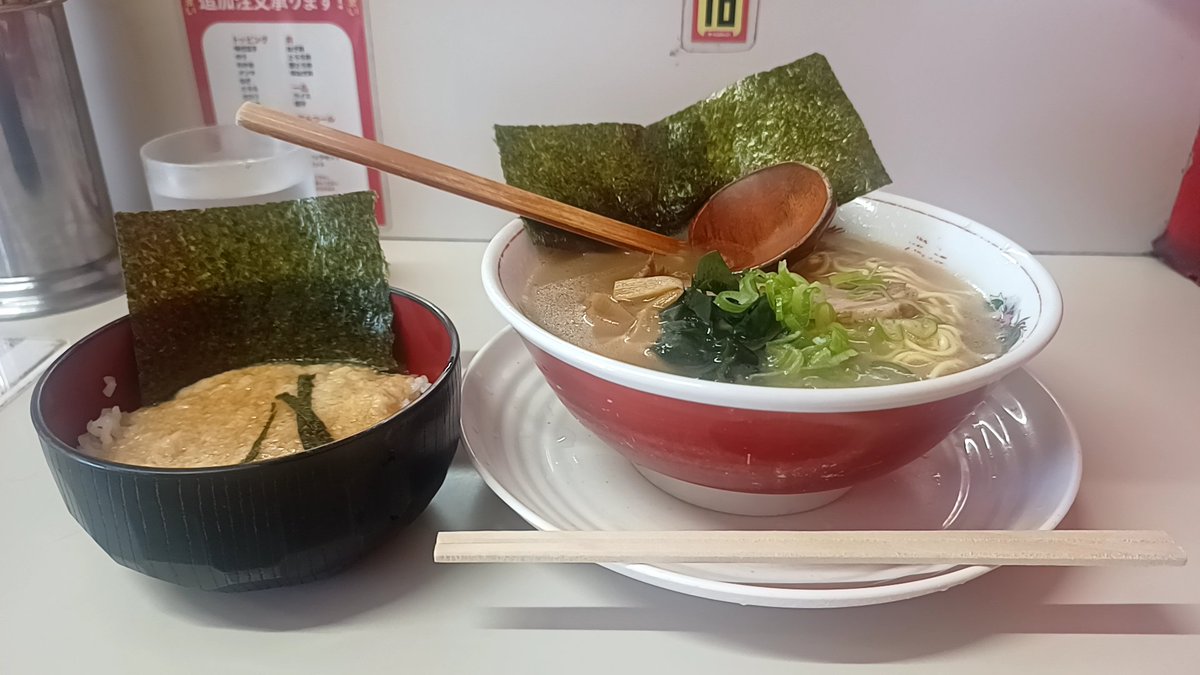 2440003t's tweet photo. 横浜旭区善部　ラーメンショップ 椿 希望ヶ丘店
らーめんトロロ丼セット

安くて旨い！
椿のスープをリッチにしてパツ麺が泳ぐ
少し甘いスープはニンニク入れると程よいパンチに
トロロは鰹出汁効いて美味

スタッフ4名でこのクオリティには頭下がりますね
ごちそうさまでした！ https://t.co/yR4K52Ea2D