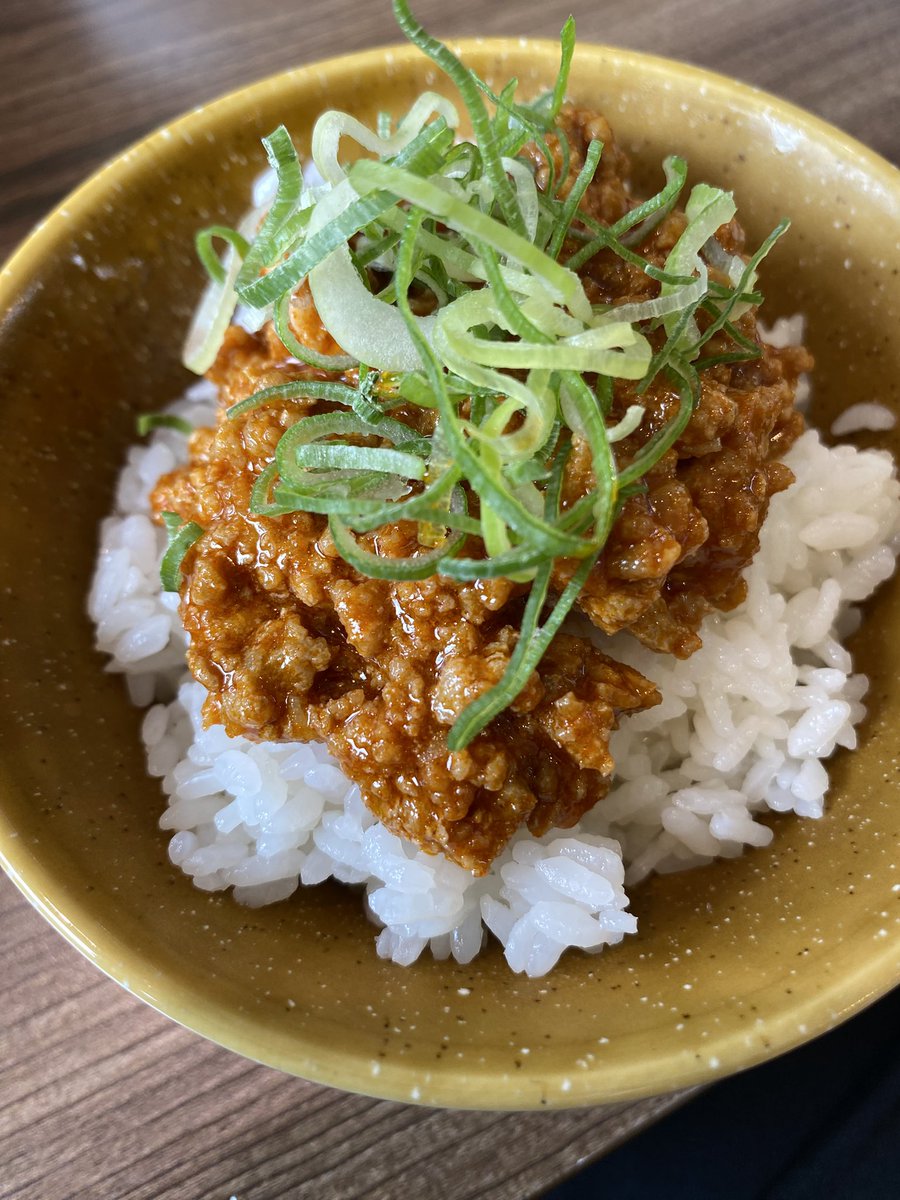 daigoujiga's tweet photo. 喜元門平須にて朝ラーメン！
ローストポーク塩まぜ！大蒜辛肉飯！
#水戸市
#水戸ラーメン
#喜元門 https://t.co/iwg2tGs97l