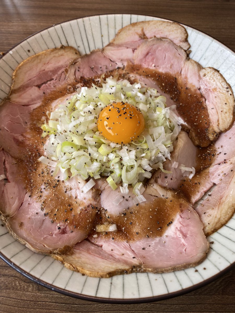 daigoujiga's tweet photo. 喜元門平須にて朝ラーメン！
ローストポーク塩まぜ！大蒜辛肉飯！
#水戸市
#水戸ラーメン
#喜元門 https://t.co/iwg2tGs97l