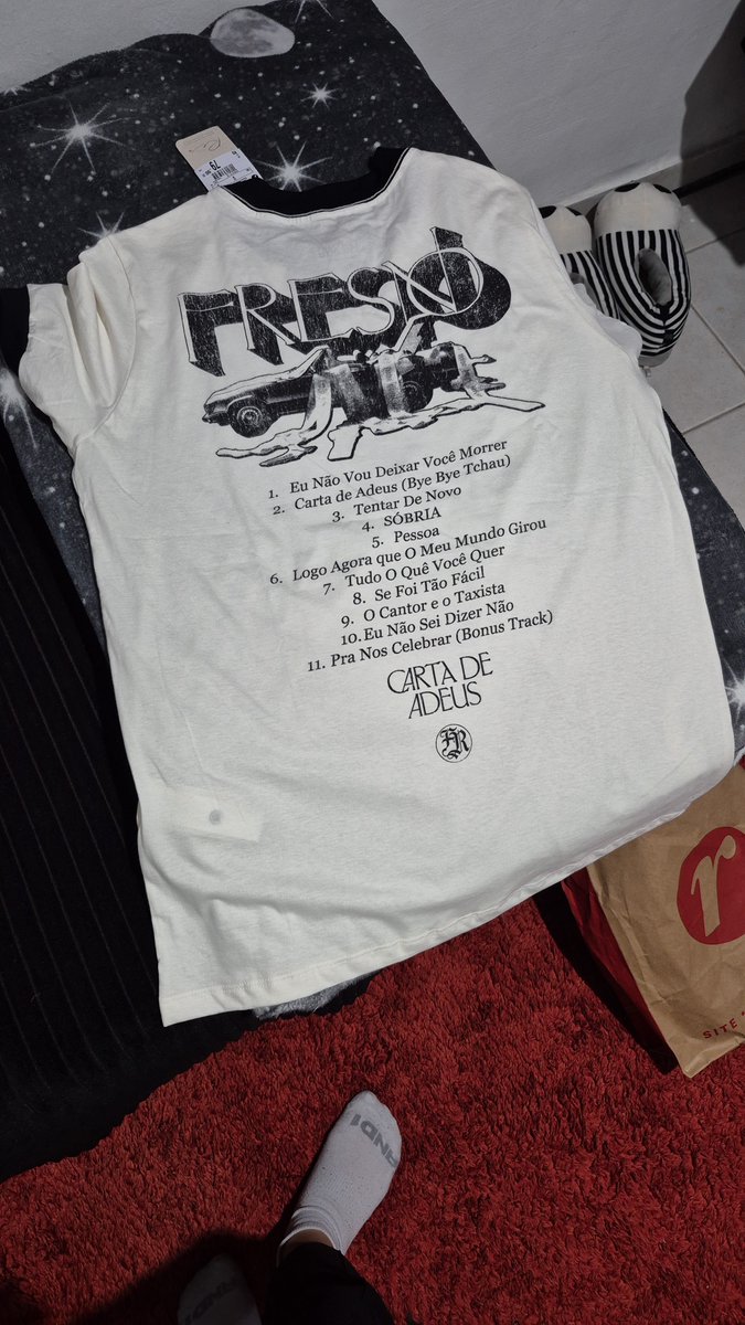 nicoly06gon's tweet photo. minha noite terminou mega feliz pq achei uma camiseta do Fresno na Renner aaaaaaaa
desculpe @lucasfresno  não comprei na sua loja :( https://t.co/2mOBBGEOjt