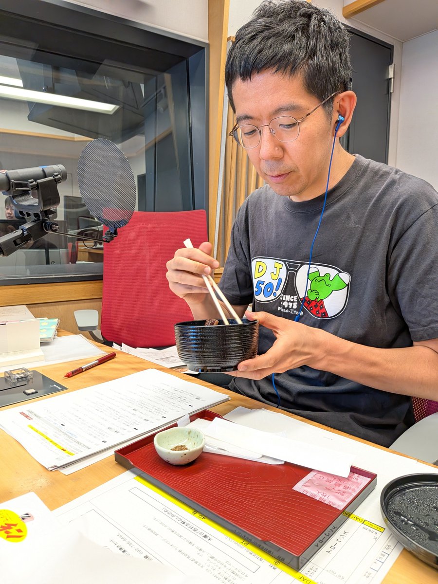 rm_joqr's tweet photo. 三河うなぎの蒲焼きがやってきました！　　

ロバキャンさんの手のひらより大きいサイズ！！

#はぴねすくらぶ
#ラジオマガジン https://t.co/VnzPcXBGbT