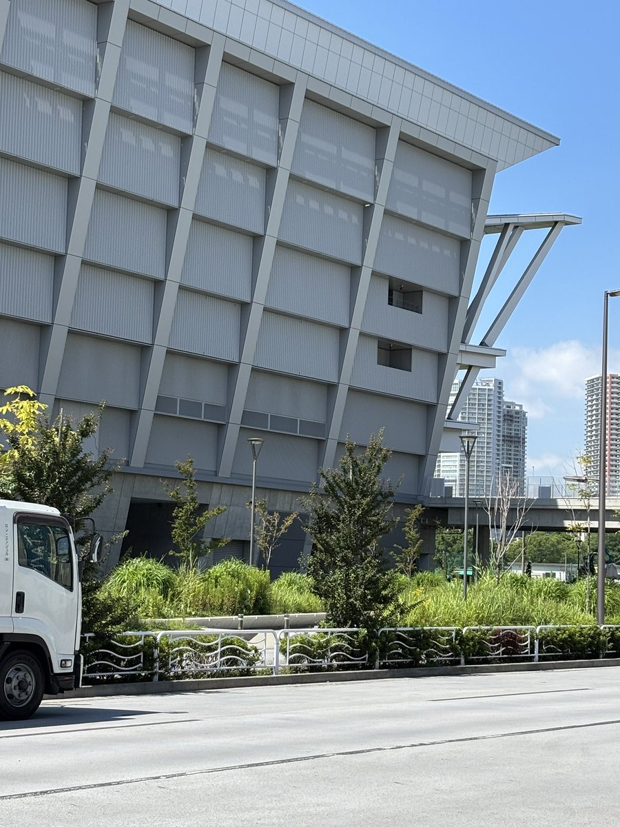 hugsandlovexoxo's tweet photo. 百合子さんが再開業の時に
「季節の花々をいろいろ咲かせる植栽」にしたのですが、今リンドウが咲いてはいますけど、いろいろいろいろ植えたので草ボーボーになってるアクアティクスセンター😂 https://t.co/3DmosygUYG