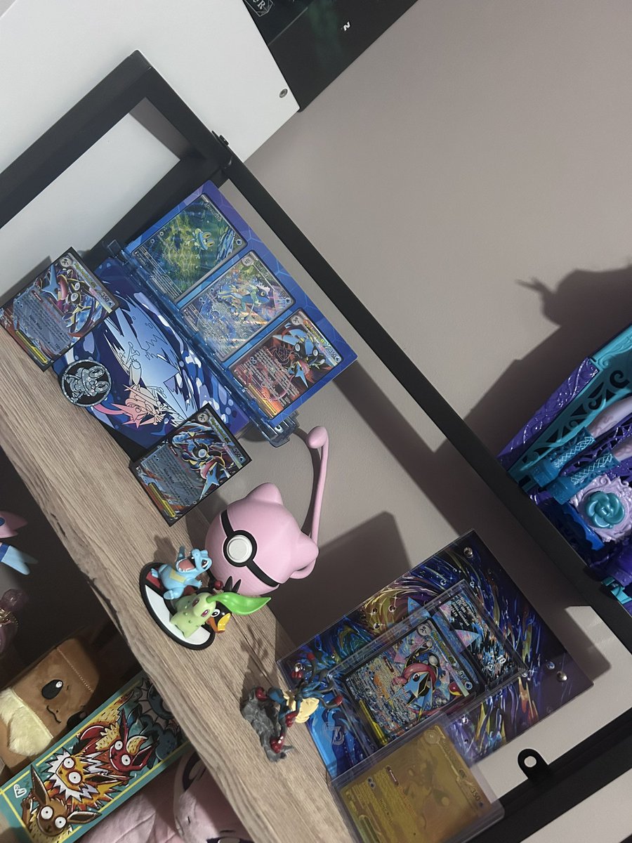 Kiseyos's tweet photo. WAR is OVER 

(Spot the Meerie Merch 😭) https://t.co/nQGSMHQzhK