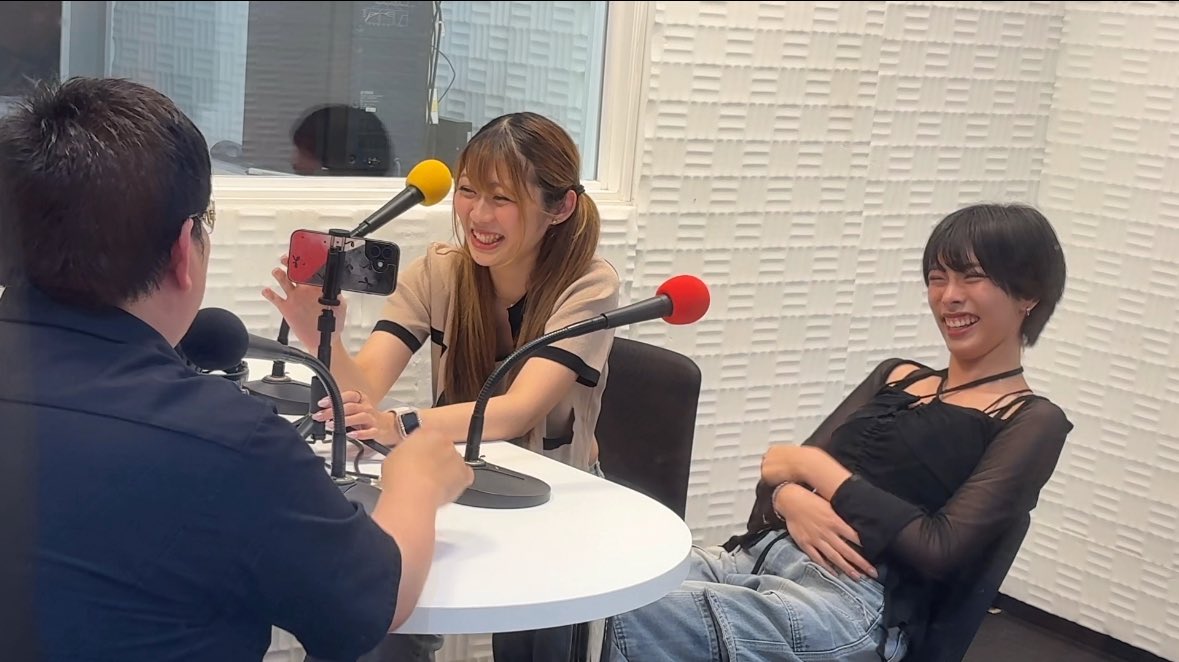 elring1999's tweet photo. この日何故かサングラス着用の玉Pに
L.U.R.Eの2人は爆笑
そしてそのサングラスを涼風ちゃんが着用すると似合いすぎてて玉Pが嫉妬する場面も🕶️
#BISHOJOWAVE
#山口美少女図鑑
#LURE
#FMわっしょい https://t.co/YnjzjmEtku