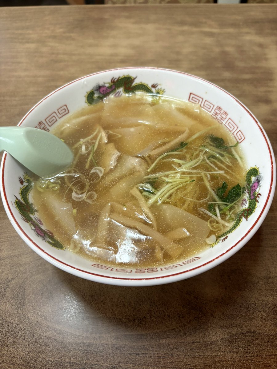 okamubaka's tweet photo. 中華 三平@我孫子
ワンタンメン、半チャーハン
あっさり鶏ガラベースに香味野菜が効いたクラシカルな中華そばスープ。
麺は中細ストレート麺。
ワンタンは肉だね少しでも皮を楽しむタイプ。
チャーシューはももの煮豚であっさり。
半チャーハンは玉ねぎが効いてて優しい味わい。
ご馳走様でした。 https://t.co/PLv6w47bxi