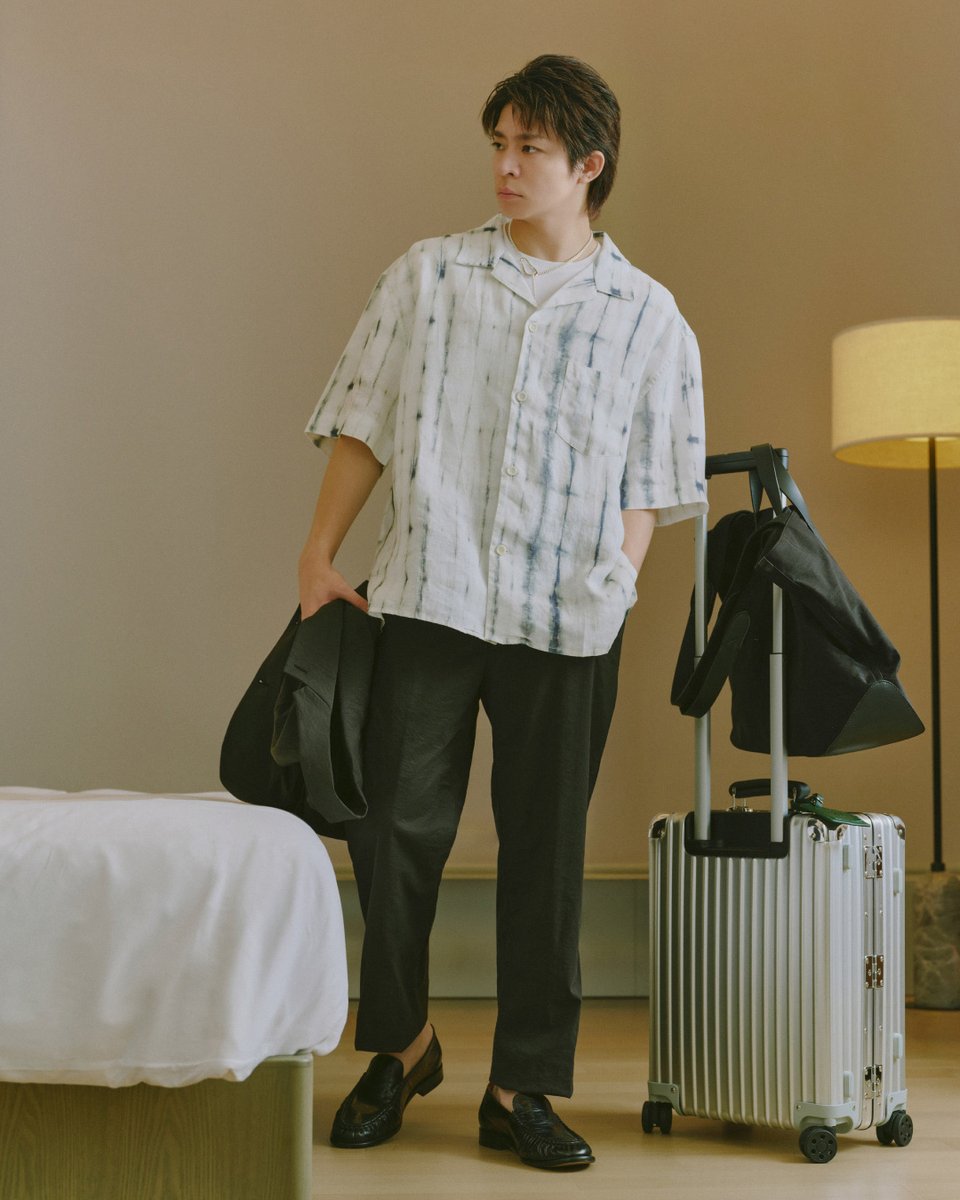 BRJapan's tweet photo. Curated for the Journey
上質な旅を叶える、この夏のエッセンシャルズ。

ヨーロピアンリネン100％のタイダイ柄シャツが、これから始まる旅への高揚感を後押し。パンツ＆手に持ったジャケットは、高い通気性と伸縮性を兼ね備え、シワにもなりにくい旅の必需品。

※ヨーロピアンリネンプリントシャツ（虎ノ門ヒルズストア・オンライン限定）
https://t.co/HAH096JWZ3