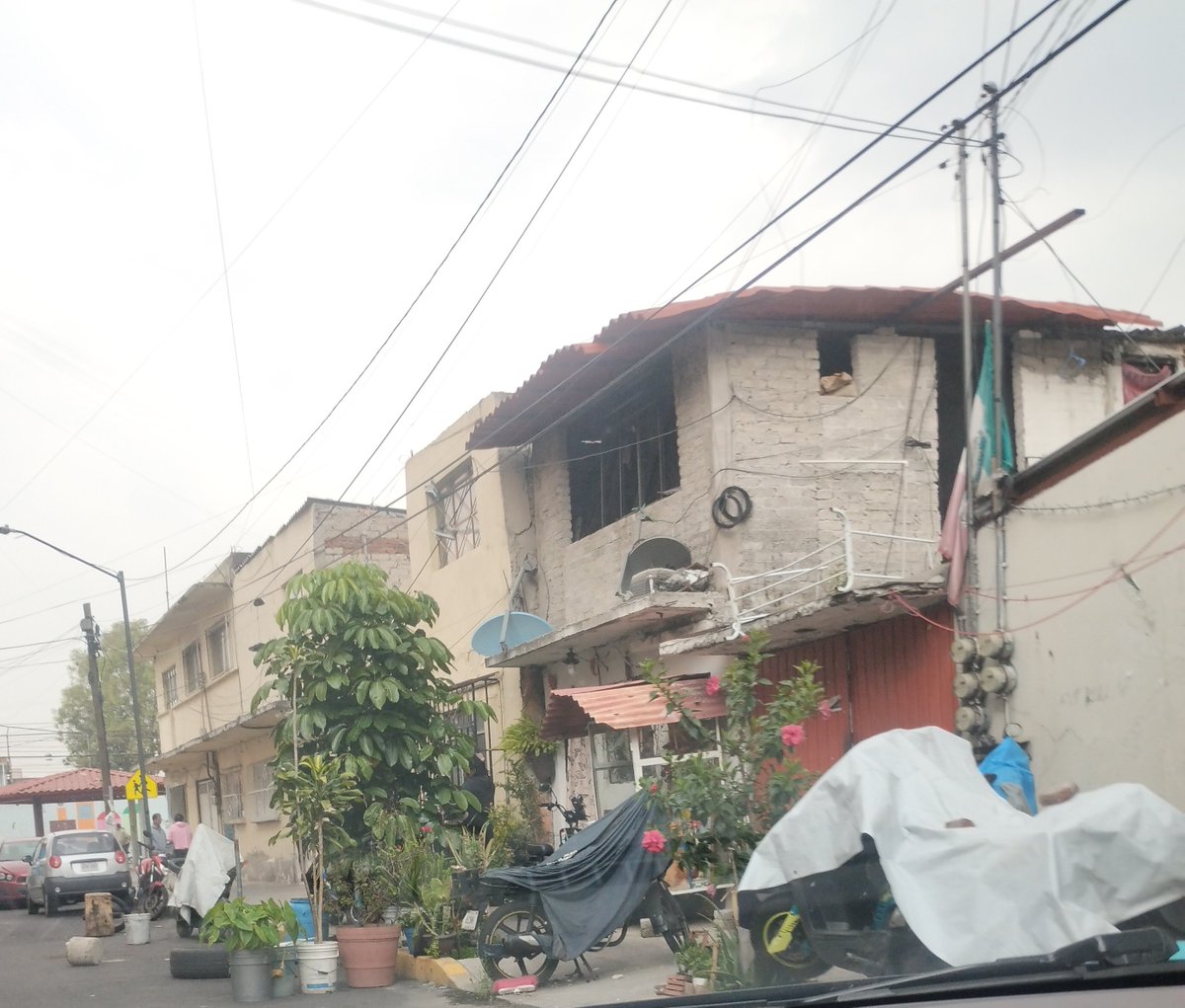ColZaragozaVC's tweet photo. 🚧🚓Reportan Vecinos la total invasión de parte de la Calle y la Banqueta completa en Calle 29 #97.

Porque creerán que la Banqueta es de su propiedad?

¿No hay autoridad que tenga la capacidad de poner orden? 
@A_VCarranza
@C5_CDMX
@SGIRPC_CDMX
#FelizMiercoles https://t.co/NKOx1HYvYs