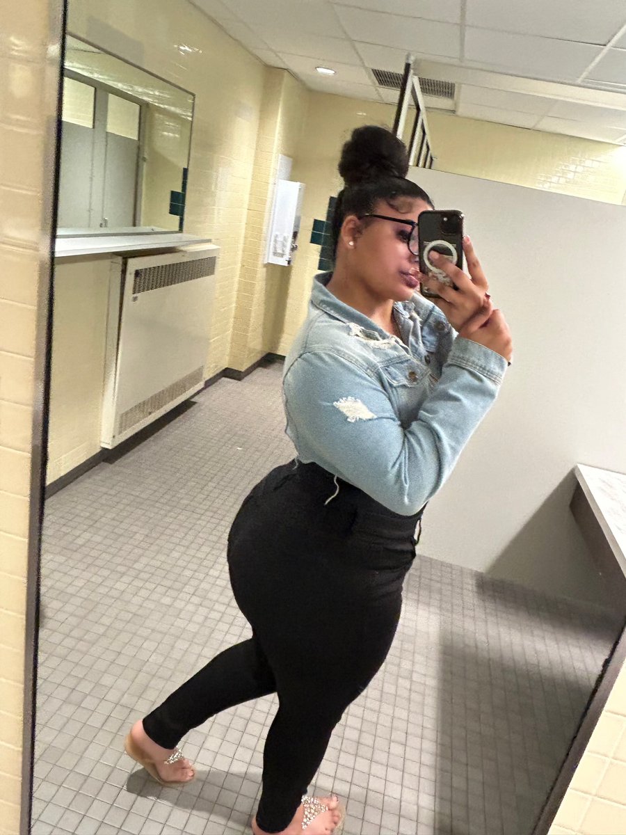 foreign_nea__'s tweet photo. Ass so fat I get accused of getting my body done😂😂 this ALL NATURAL 🤏🏽😩 #realbody #fatass #thickone https://t.co/z4wmzJznqG