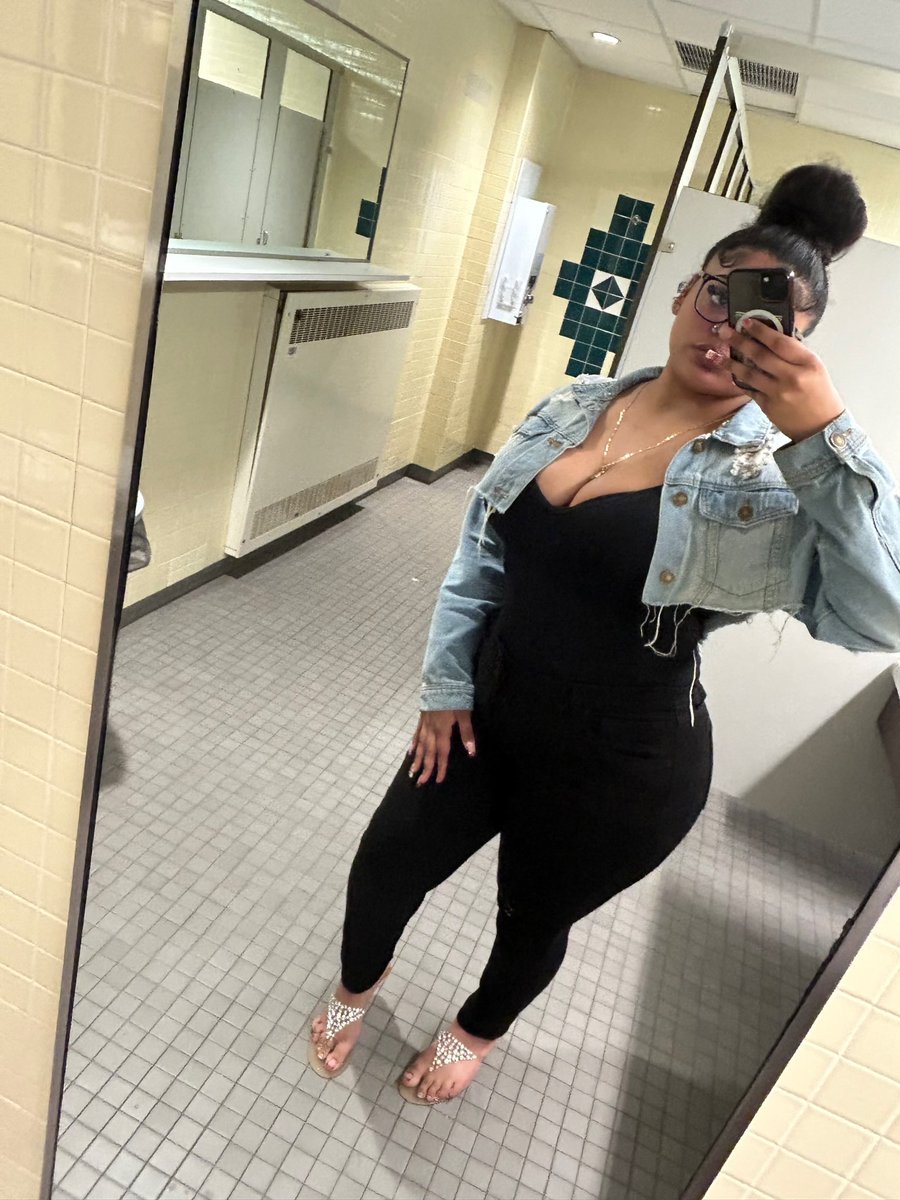foreign_nea__'s tweet photo. Ass so fat I get accused of getting my body done😂😂 this ALL NATURAL 🤏🏽😩 #realbody #fatass #thickone https://t.co/z4wmzJznqG