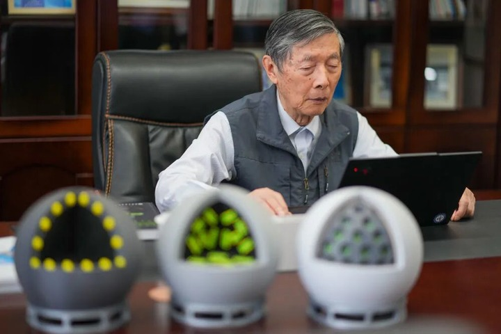 ChinaScience's tweet photo. Two veteran scientists won China's top sci-tech award for the year 2025 on Wednesday for their groundbreaking contributions to the fields of lithium batteries and radar technology, respectively, as the country honored 258 projects and 11 experts for scientific and technological achievements.

Chen Liquan (top), 86, a researcher at the Institute of Physics under the Chinese Academy of Sciences (CAS) and an academician of the Chinese Academy of Engineering (CAE), and Ben De, 88, a researcher at the China Electronics Technology Group Corporation and also a CAE academician, received the nation's highest scientific honor at a meeting in Beijing.

Chen, born into a rural family in southwest China's Sichuan Province, grew up in the dim light of kerosene lamps, which sparked his lifelong pursuit of bringing electricity to the people. He is widely recognized as the founder, pioneer and leader of China's lithium battery sector.

Chen built China's first solid-state ionics laboratory from scratch. His team produced China's first lithium-ion battery and established the country's first pilot production line using entirely homegrown technology, equipment and raw materials.

He pioneered and realized the in-situ solidification battery technology approach, advancing sodium-ion batteries from fundamental research to commercial-scale deployment, and cementing China's strategic lead in next-generation battery technologies.

Ben, born in a farming family in northeast China's Jilin Province, entered Harbin Institute of Technology, located in Heilongjiang Province in the northeast, in 1957. He is acclaimed as the founder of China's airborne pulse Doppler radar technology, a major pioneer of phased array radar technology, and a forerunner of space-based surveillance radar technology.

Ben successfully developed China's first airborne pulse Doppler fire-control radar and its first large-scale long-range phased array early-warning radar. The two fundamental modern radar technologies he pioneered, pulse Doppler and phased array, have guided the development of China's land, sea, air and space early-warning and detection systems.

Wednesday's meeting conflated the national science and technology award conference, the general assemblies of the members of the CAS and the CAE, and the 11th national congress of the China Association for Science and Technology.

In addition to the two top honorees, 51 projects received the State Natural Science Award, 58 projects the State Technological Invention Award, and 149 projects the State Scientific and Technological Progress Award. Meanwhile, nine foreign experts were presented with the International Science and Technology Cooperation Award.