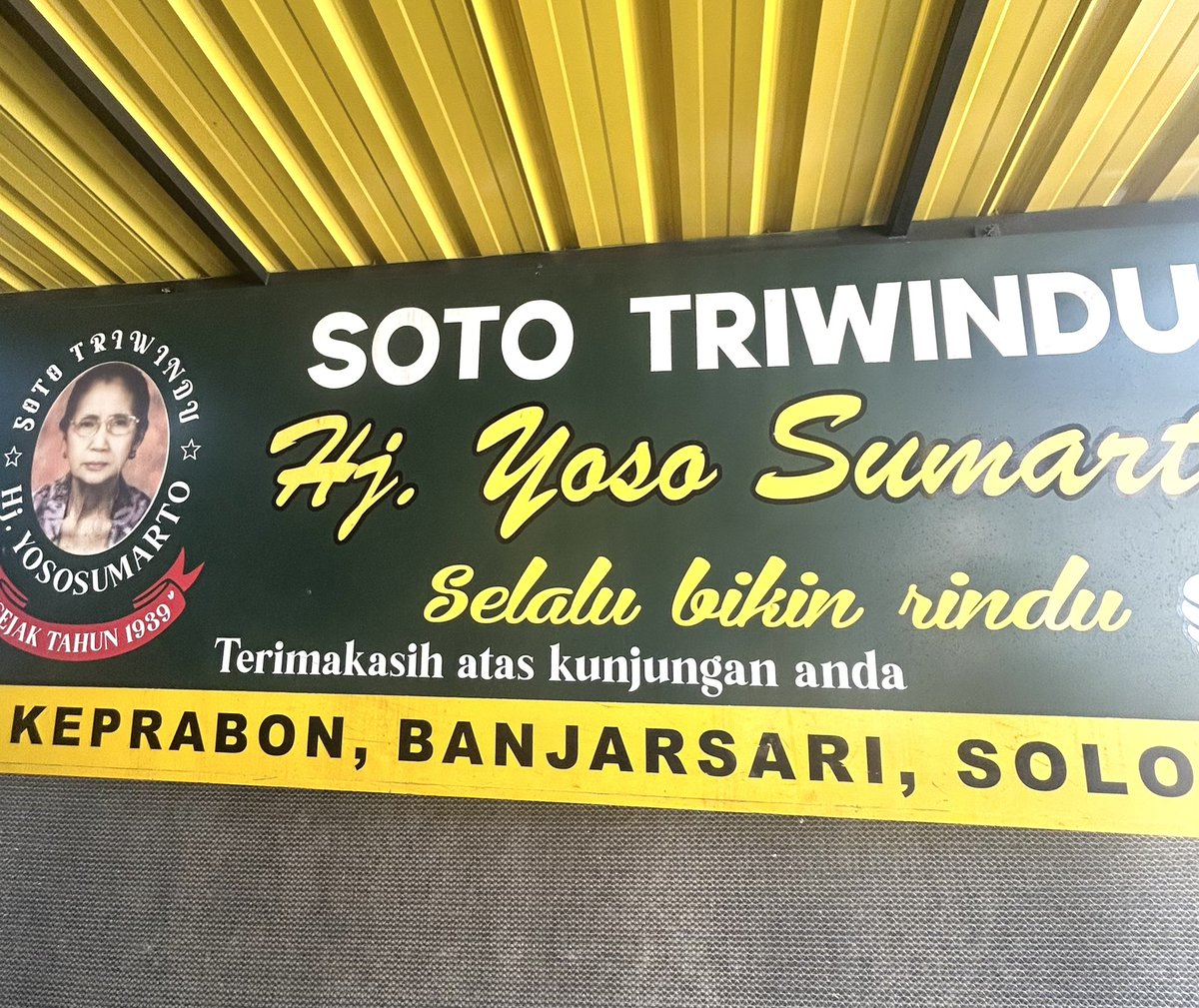 lalaIostme's tweet photo. saking GONGNYA soto satu ini lgsg kunobatkan sebagai TOP #1 soto bening versiku… 😭👏🏻❤️

kuahnya bening gurih & super ngaldu… LIAT WARNANYA!!! 😍 dagingnya juga empuk & porsinya banyak!!! 🥰

kondimen pelengkap soto juga dipajang disana minta bgt dipesen 😋 ditambah es teh BEUHH makin seger & nikmat!!!🍹

HARUS mampir sini kalau lagi di solo!
📍soto triwindu 💯