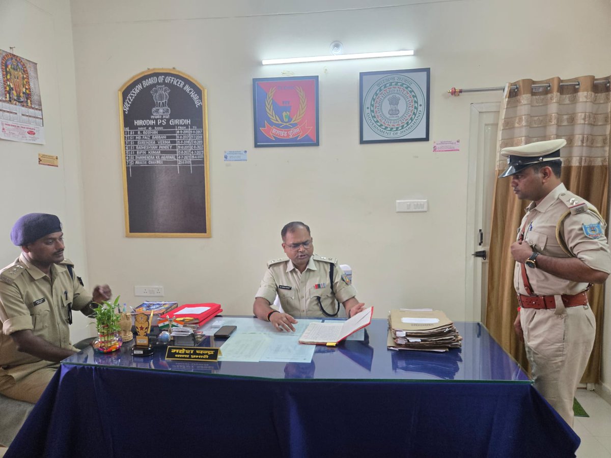 GIRIDIHPOLICE's tweet photo. पुलिस अधीक्षक का कार्यालय गिरिडीह 
        दिनांक: 08 जुलाई 2026
                *प्रेस विज्ञप्ति*

पुलिस अधीक्षक, गिरिडीह द्वारा किया गया हीरोडीह थाना का वार्षिक निरीक्षण; लंबित मामलों के त्वरित निष्पादन और वारंटियों की गिरफ्तारी के दिए सख्त निर्देश
थाना के सिरिस्ता कार्यों में सुधार लाने, अपराधियों पर नकेल कसने और कानून व्यवस्था को चुस्त-दुरुस्त बनाने के उद्देश्य से पुलिस अधीक्षक (SP), गिरिडीह द्वारा आज हीरोडीह थाना का विस्तृत निरीक्षण किया गया। निरीक्षण के दौरान उन्होंने थाने के कामकाज की गहन समीक्षा की और पुलिस पदाधिकारियों को आवश्यक दिशा-निर्देश दिए।
निरीक्षण के मुख्य बिंदु:
 *अभिलेखों की जांच*: पुलिस अधीक्षक द्वारा हीरोडीह थाना के सिरिस्ता से संबंधित सभी महत्वपूर्ण अभिलेखों (Records) और पंजियों का बारीकी से अवलोकन किया गया। उन्होंने रिकॉर्ड के संधारण (Maintenance) को अद्यतन (Up-to-date) रखने का निर्देश दिया।

 *दागियों की समीक्षा*: क्षेत्र के सभी चिन्हित दागियों और असामाजिक तत्वों की गतिविधियों की समीक्षा की गई। पुलिस अधीक्षक ने उनके विरुद्ध कड़ी निगरानी रखने के आदेश दिए।

 *लंबित कांडों का त्वरित निष्पादन*: थाने में दर्ज विभिन्न लंबित कांडों की समीक्षा करते हुए पुलिसअधीक्षक ने सभी अनुसंधानकर्ताओं (IOs) को गुणवत्तापूर्ण और त्वरित अनुसंधान (Investigation) सुनिश्चित करते हुए मामलों के जल्द से जल्द निष्पादन का निर्देश दिया।

 *विशेष अभियान चलाने का निर्देश*: क्षेत्र में फरार चल रहे अपराधियों और वारंटियों की धरपकड़ के लिए पुलिस अधीक्षक ने लंबित वारंट और कुर्की-जब्ती का विशेष अभियान चलाकर तामीला कराने का सख्त निर्देश दिया।

*कार्य समीक्षा एवं ब्रीफिंग*: थाना में पदस्थापित सभी पुलिस अधिकारियों के कार्यों की व्यक्तिगत रूप से समीक्षा की गई। इसके बाद एक ब्रीफिंग सत्र का आयोजन कर सभी को क्षेत्र में मुस्तैदी से ड्यूटी करने, जनता के साथ बेहतर समन्वय बनाने और अपराध नियंत्रण के लिए कड़े कदम उठाने के लिए ब्रीफ किया गया।
*पुलिस अधीक्षक का संदेश*: "थाना स्तर पर अनुसंधान में बरती गई लापरवाही कतई बर्दाश्त नहीं किया जाएगा। जनता को ससमय न्याय मिले और अपराधियों में कानून का भय हो, यही हमारी प्राथमिकता है। किसी भी रूप में लापरवाही बरतने वाले अधिकारियों पर कार्रवाई की जाएगी।"
@JharkhandPolice @amolhomkar_IPS 
@DigHazaribagh @Michaelraj_ips #BNS #BNSS @jharkhandCMO