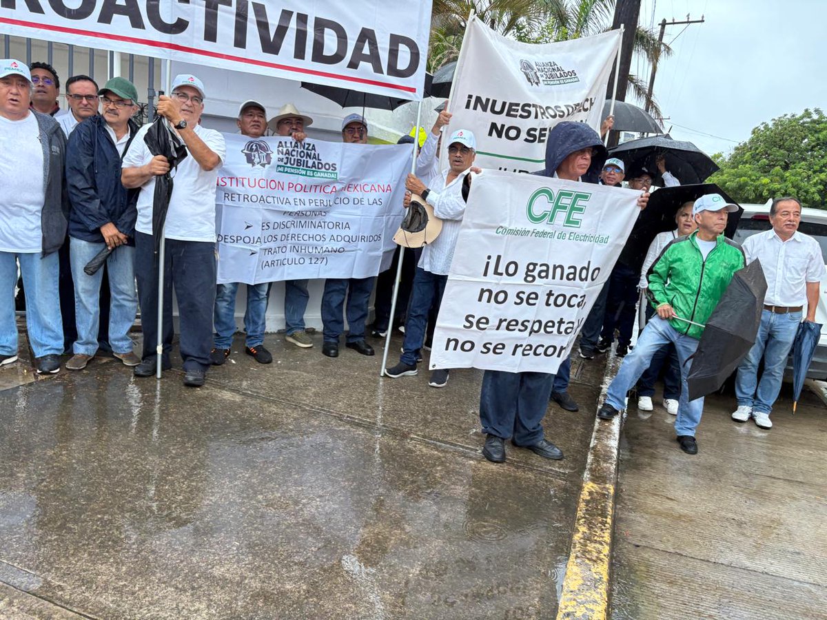 jesusmario71273's tweet photo. Jubilados y pensionados de la CFE y PEMEX se manifestaron hoy en las oficinas regionales de la CNDH en el puerto de Veracruz. Entregaron una queja colectiva contra el recorte a sus pensiones derivado de reformas constitucionales, exigiendo la apertura de un expediente y la emisión de medidas https://t.co/A8DPigyPfv protesta se concentró en la delegación de la CNDH ubicada en la calle Víctimas del 5 y 6 de Julio, esquina con Valencia.