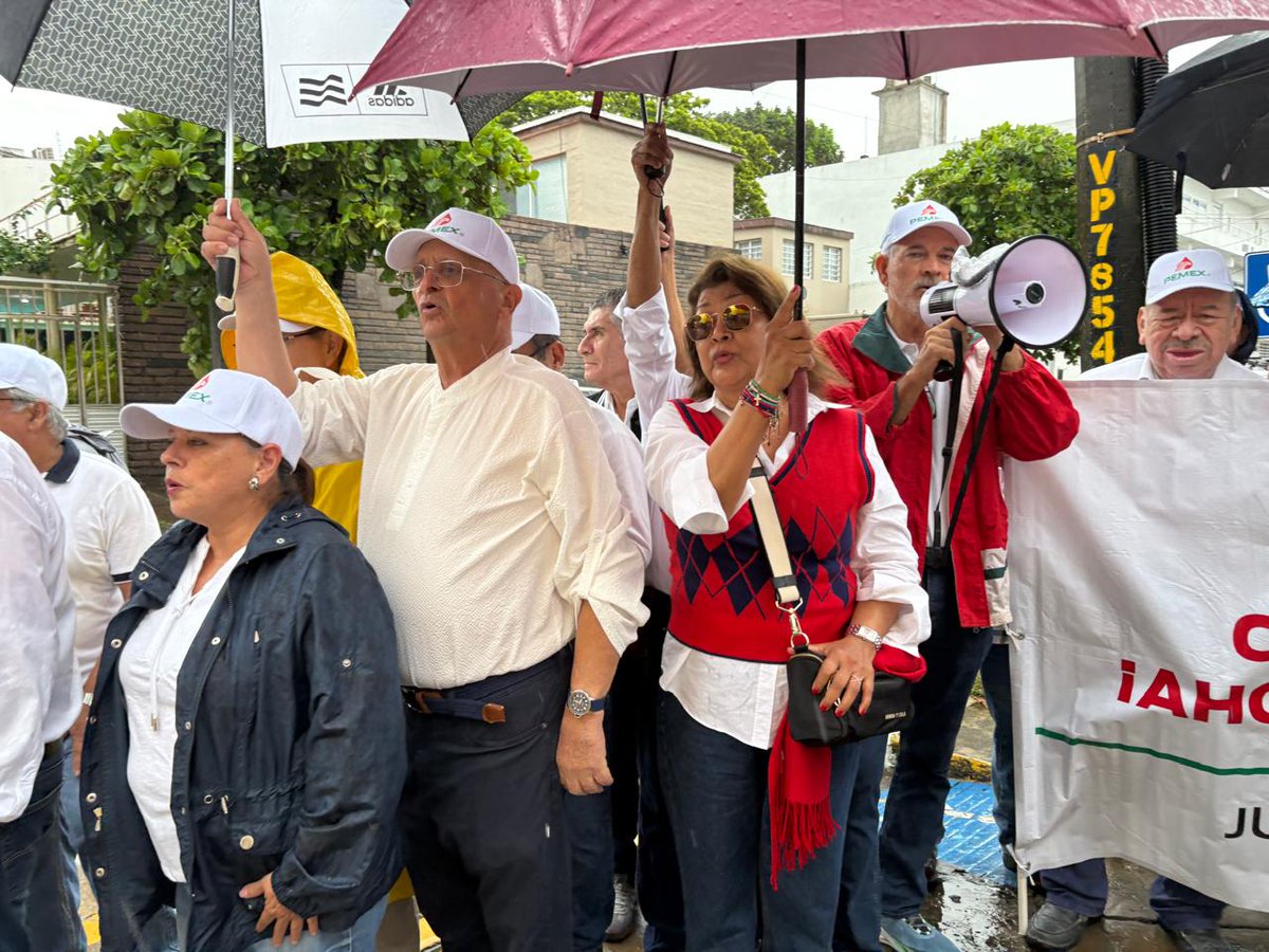 jesusmario71273's tweet photo. Jubilados y pensionados de la CFE y PEMEX se manifestaron hoy en las oficinas regionales de la CNDH en el puerto de Veracruz. Entregaron una queja colectiva contra el recorte a sus pensiones derivado de reformas constitucionales, exigiendo la apertura de un expediente y la emisión de medidas https://t.co/A8DPigyPfv protesta se concentró en la delegación de la CNDH ubicada en la calle Víctimas del 5 y 6 de Julio, esquina con Valencia.