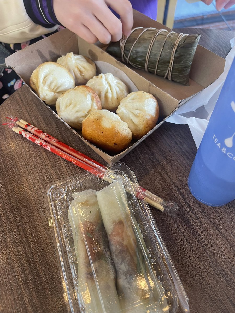 jayoobyul's tweet photo. 방금 북경오리 사고 결제가 안돼서 봤더니 옮겨논 돈을 이미 다 쓴거임. 혼잣말로 “아 먹는데 벌써 돈을 다썼네;” 이랬더니 한국인이녜. 어케 알았냐고 물어보니까 보통 한국인들이 많이 먹는대. 근데 그렇게 먹으면서도 눈은 자꾸 다음 먹을 걸 물색하고 있대. ㅁㅊ 마침 나 북경오리 기다리면서 다코야키집 언제 오픈하나 째리고 있었단 말임.
