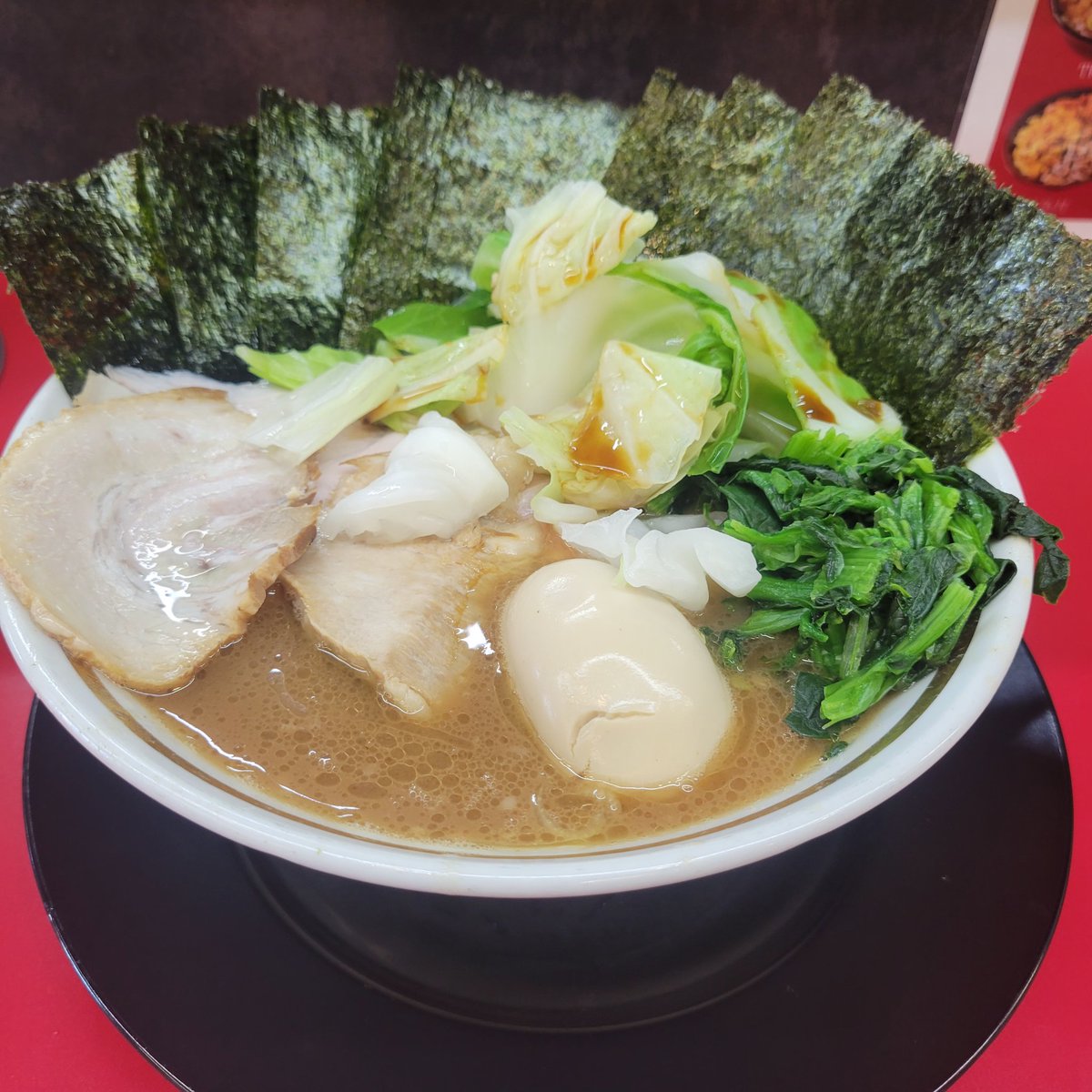 Axwell_camp's tweet photo. との丸ラーメン
SNS🈂️付き
イケメン店長付き

この顔この歳でこの味出すって事は数十年後どんなラーメン作んのかね🍜✨️
尖り過ぎずマイルドで深みの有る仕上がりに感服👑
#との丸家 https://t.co/fhUWNCfhuA