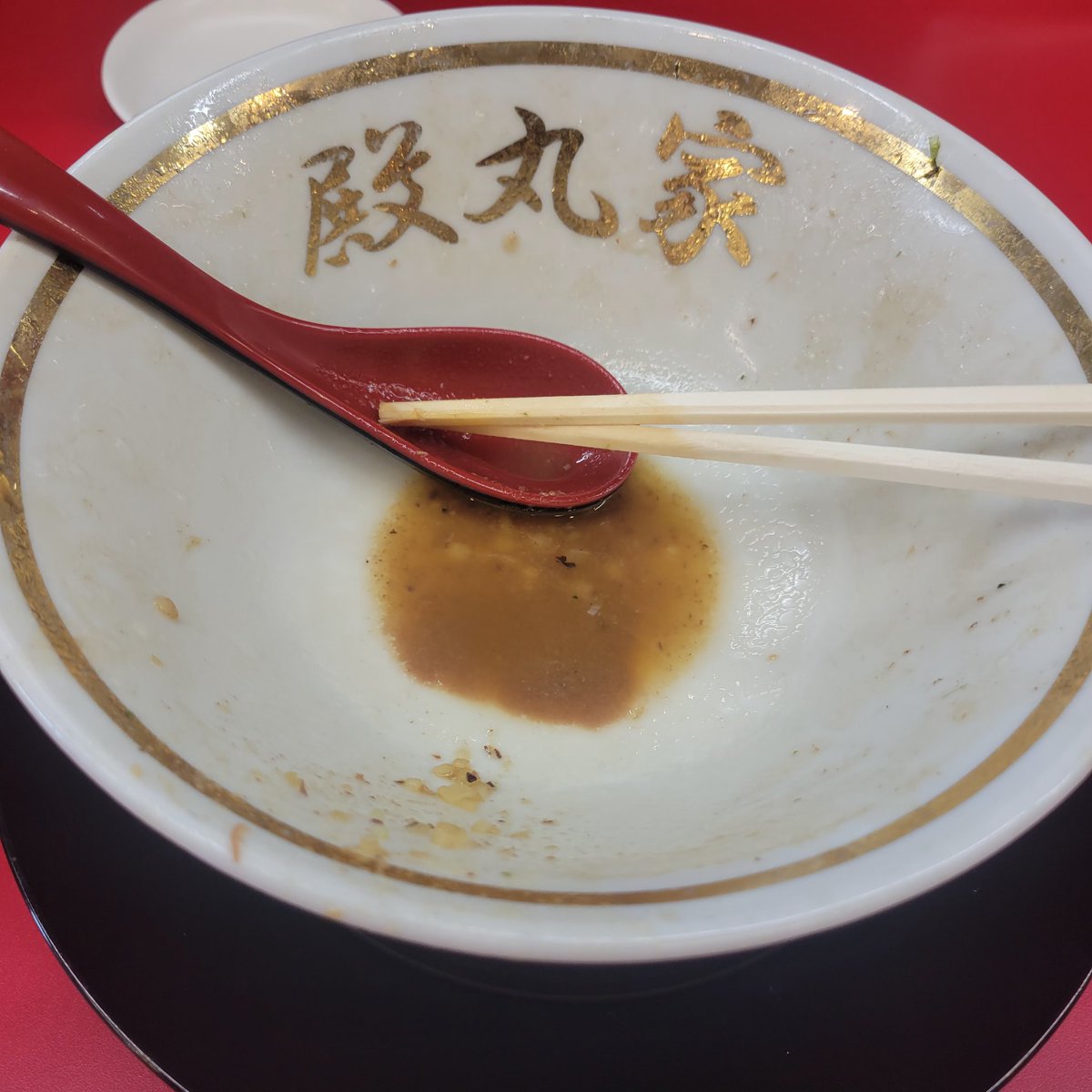 Axwell_camp's tweet photo. との丸ラーメン
SNS🈂️付き
イケメン店長付き

この顔この歳でこの味出すって事は数十年後どんなラーメン作んのかね🍜✨️
尖り過ぎずマイルドで深みの有る仕上がりに感服👑
#との丸家 https://t.co/fhUWNCfhuA