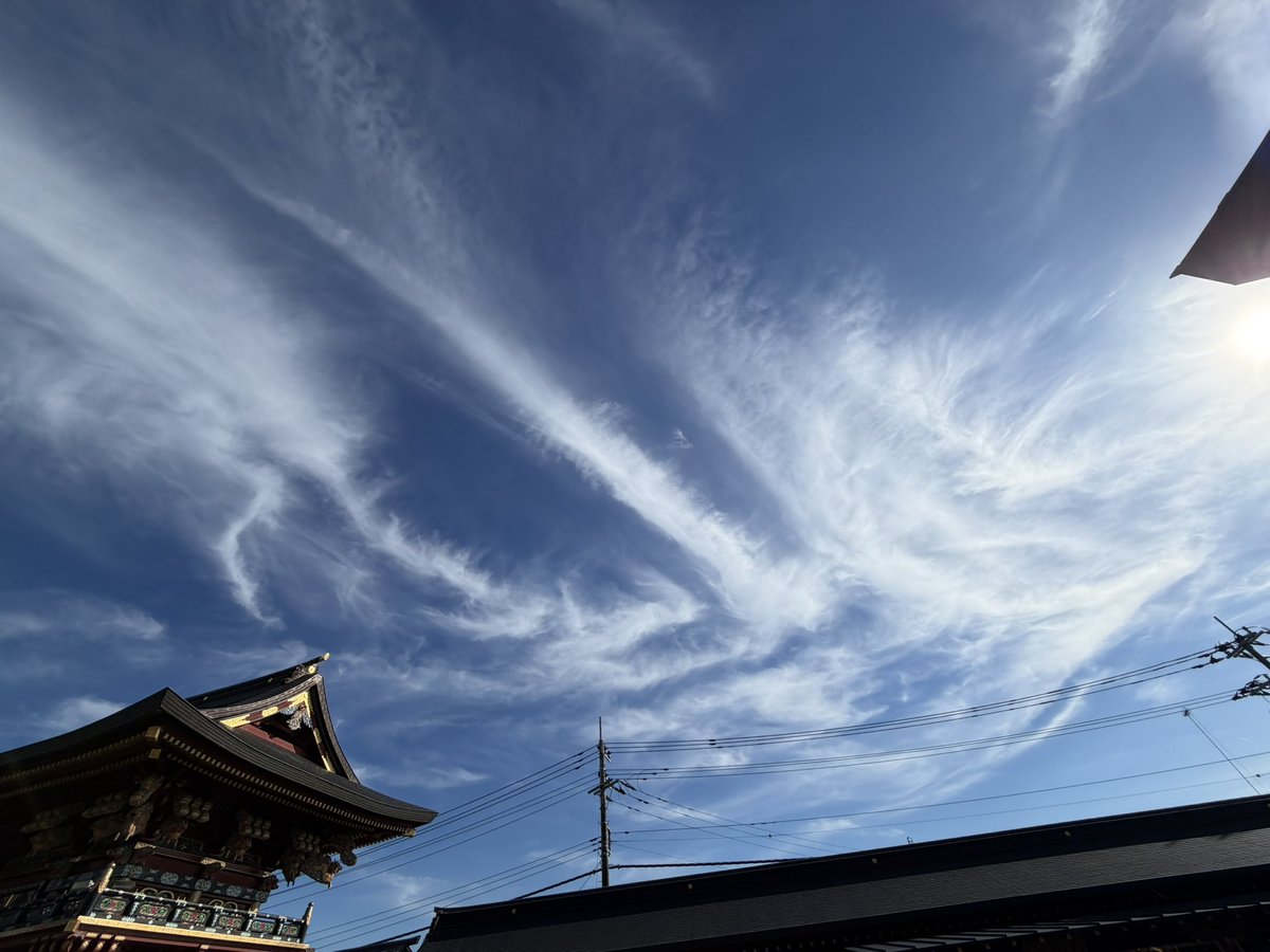 molphy73's tweet photo. 昨日、 大杉神社て見上げた空☺️

ここは龍神さまのいる神社なんだけどお参り終わって見上げたら

龍神さまいるみたいに見えたよ☺️ https://t.co/SN2fVkyDkf