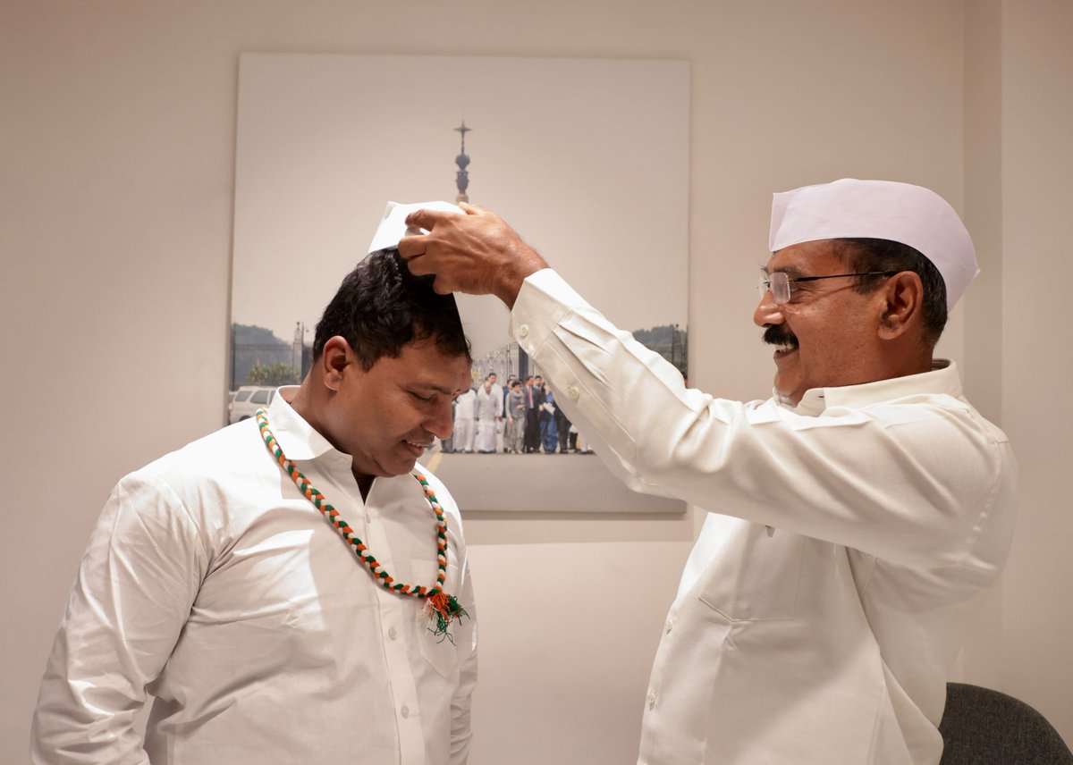 srinivasiyc's tweet photo. आज से एक नई यात्रा की शुरुआत कर रहा हूँ।

कांग्रेस सेवा दल के मुख्य संगठक का दायित्व ग्रहण करते हुए यह भली-भांति समझता हूँ कि यह केवल एक पद नहीं, बल्कि कांग्रेस की विचारधारा, सेवा, त्याग और अनुशासन की उस विरासत को आगे बढ़ाने की जिम्मेदारी है जिसने हर कठिन दौर में संगठन को शक्ति दी है।

वरिष्ठ साथियों की उपस्थिति में निवर्तमान मुख्य संगठक श्री @LaljiDesaiG जी से दायित्व ग्रहण करते हुए संकल्प लेता हूँ कि कांग्रेस सेवा दल को @RahulGandhi जी के नेतृत्व में आने वाले समय मे हर गाँव, हर शहर और हर संघर्ष की पहली पंक्ति में खड़ा करेंगे, जहाँ सेवा संगठन बने और संगठन जनशक्ति।

आप सभी के विश्वास, सहयोग और मार्गदर्शन के साथ यह यात्रा राष्ट्र और विचार के प्रति समर्पित रहेगी।

जय हिंद। 🇮🇳 @CongressSevadal