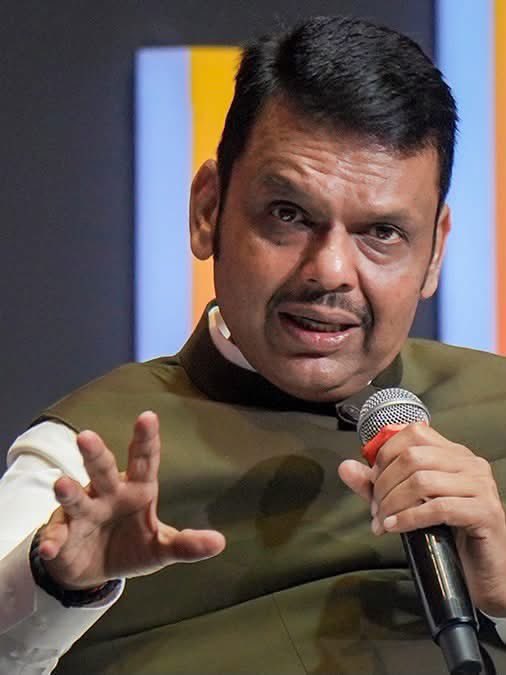 TheAnilkumarG94's tweet photo. बोगद्याचं काम नीट झालं नाही म्हणलं की महाराष्ट्राचा अपमान होतो.

पुलवामात सैनिक कसे शहीद झाले विचारलं की देशाचा अपमान होतो.

अयोध्येत पैसे कोणी खाल्ले म्हणलं की हिंदू धर्माचा अपमान होतो. 

अदानीलाच सगळी कंत्राटं का म्हणून प्रश्न विचारला की भारतीय उद्योग जगताचा अपमान होतो. 

फडणवीस थेट मोदींच्या वाटेवर चालत आहेत. मुझे गाली दे दो लेकीन भारत माता को कुछ मत कहो टाईप्स.

पंतप्रधान देशाचा आणि मुख्यमंत्री राज्याचा मालक नसतो. दोघंही लोकांचे सेवक असतात. 

आमच्या तिजोरीतून सदोष कामं करू नका हे सांगण्याचा करदात्यांना अधिकार असतो.

@Dev_Fadnavis जी