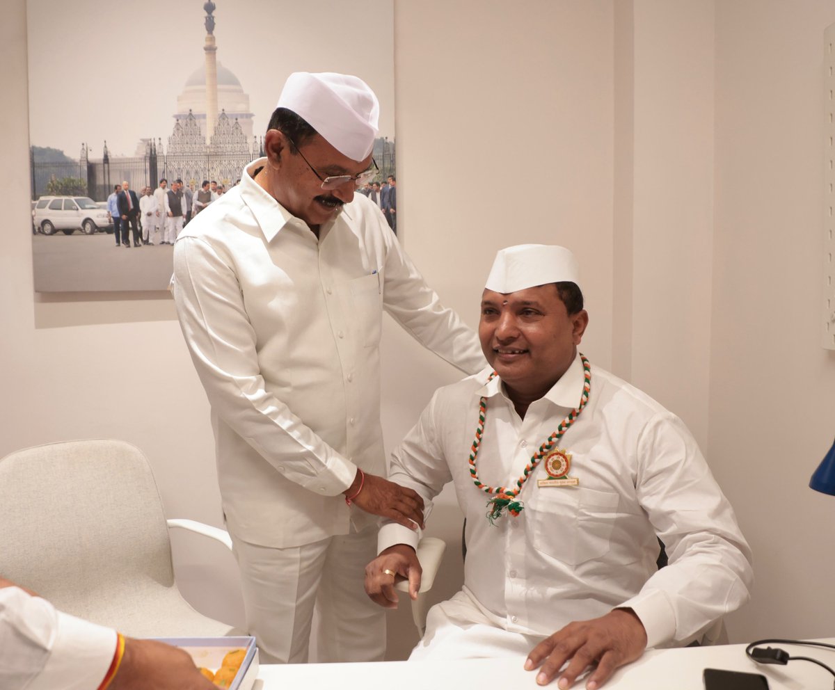 srinivasiyc's tweet photo. आज से एक नई यात्रा की शुरुआत कर रहा हूँ।

कांग्रेस सेवा दल के मुख्य संगठक का दायित्व ग्रहण करते हुए यह भली-भांति समझता हूँ कि यह केवल एक पद नहीं, बल्कि कांग्रेस की विचारधारा, सेवा, त्याग और अनुशासन की उस विरासत को आगे बढ़ाने की जिम्मेदारी है जिसने हर कठिन दौर में संगठन को शक्ति दी है।

वरिष्ठ साथियों की उपस्थिति में निवर्तमान मुख्य संगठक श्री @LaljiDesaiG जी से दायित्व ग्रहण करते हुए संकल्प लेता हूँ कि कांग्रेस सेवा दल को @RahulGandhi जी के नेतृत्व में आने वाले समय मे हर गाँव, हर शहर और हर संघर्ष की पहली पंक्ति में खड़ा करेंगे, जहाँ सेवा संगठन बने और संगठन जनशक्ति।

आप सभी के विश्वास, सहयोग और मार्गदर्शन के साथ यह यात्रा राष्ट्र और विचार के प्रति समर्पित रहेगी।

जय हिंद। 🇮🇳 @CongressSevadal
