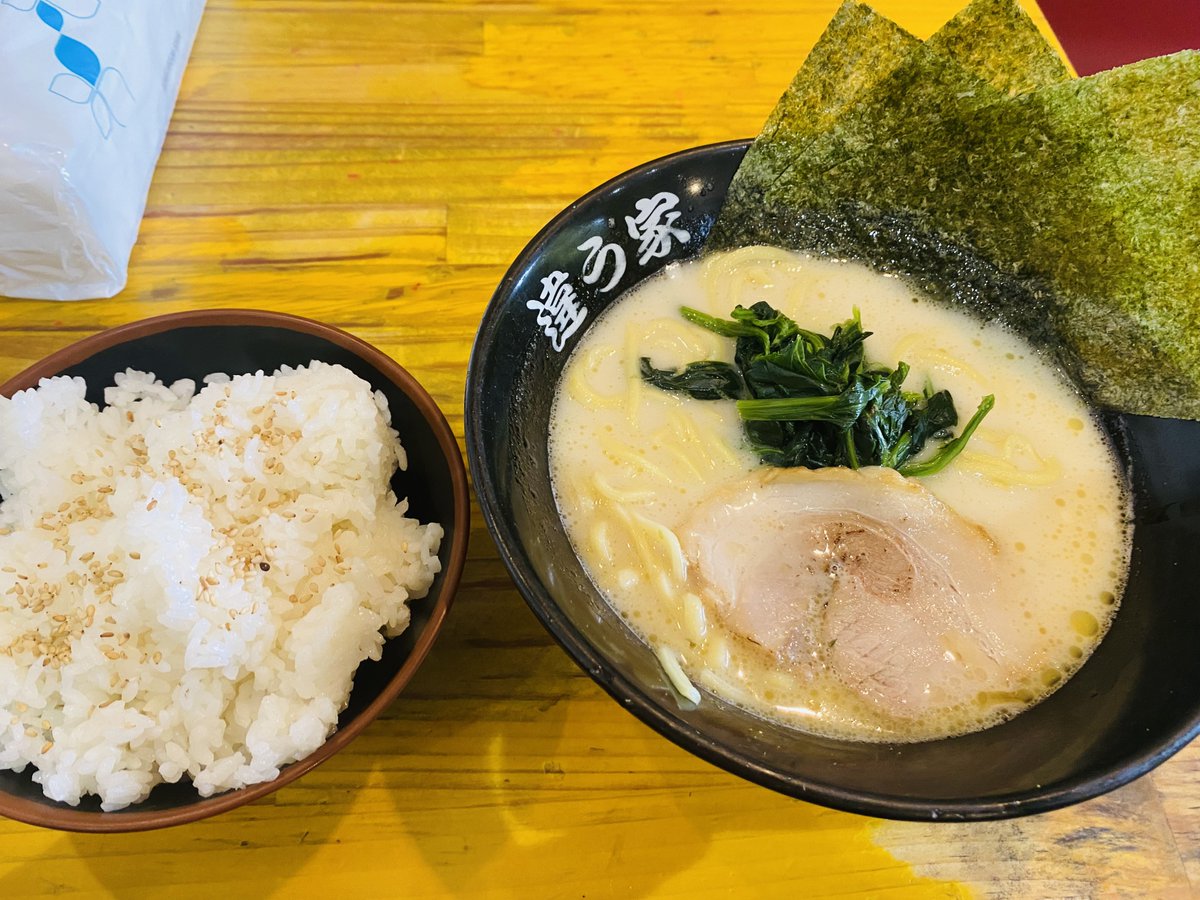 kinemitsu2021's tweet photo. 久しぶりのラーメンライス！
にんにくに刻み玉ねぎでうましうまし^o^ https://t.co/STQa29HomJ