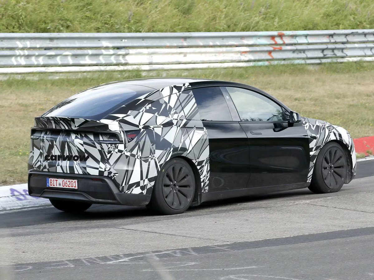 TeslaNewswire's tweet photo. 🔥🇪🇺 Partially camouflaged Tesla Model Y L spotted testing in Germany.

It features 20” Uberhelix wheels without aero covers.

The European launch could happen in the coming weeks or months.

(See thread) https://t.co/ibjOfhewrV