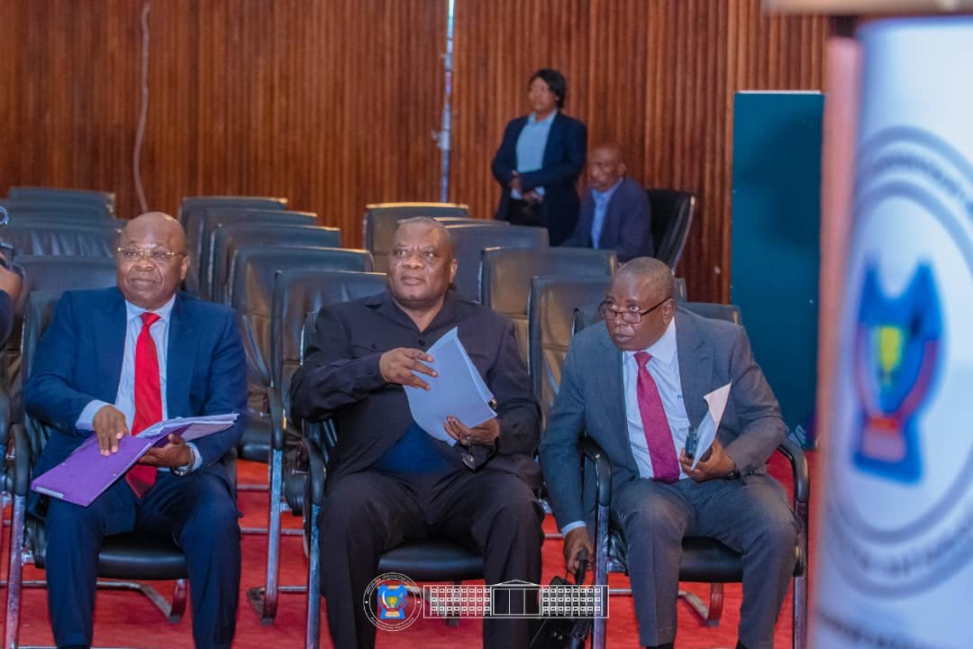 AssembleeNatRDC's tweet photo. ASSEMBLÉE NATIONALE : les députés nationaux adoptent à l’unanimité trois projets de loi de ratification et une proposition de loi sur la recherche scientifique.

Réunis en séance plénière ce mercredi 8 juillet 2026, sous la présidence du Président de l’Assemblée nationale, l’Honorable Aimé Boji Sangara, les députés nationaux ont adopté à l’unanimité trois projets de loi autorisant la ratification d’accords internationaux ainsi que la Proposition de loi portant principes fondamentaux relatifs à la recherche scientifique et technique.

Les quatre textes ont été approuvés par 262 députés sur 262 votants, sans aucune voix contre ni abstention, illustrant ainsi un large consensus de la Représentation nationale sur ces réformes jugées stratégiques pour le développement du pays.

Les trois projets de loi de ratification, déjà adoptés en seconde lecture par le Sénat, concernent l’Accord international sur le cacao (AIC), conclu à Genève le 13 février 2026, l’Accord portant création de la Banque de développement Shelter Afrique ainsi que l’Accord de partenariat économique global (APEG) conclu entre la République démocratique du Congo et les Émirats arabes unis.

Conformément à la procédure législative, la Rapporteure adjointe de l’Assemblée nationale, l’Honorable Clotilde Mutita, a présenté l’économie de chacun de ces textes avant leur examen en plénière. À l’issue des débats, les trois projets de loi ont été soumis au vote et adoptés à l’unanimité des députés présents.

À travers ces ratifications, la République démocratique du Congo consolide son ouverture sur les mécanismes internationaux de coopération économique, financière et commerciale. L’adhésion à l’Accord international sur le cacao permettra notamment de promouvoir une filière cacaoyère plus compétitive, d’améliorer les revenus des producteurs et d’encourager la transformation locale. La participation à la Banque de développement Shelter Afrique offrira de nouvelles opportunités de financement pour les projets de logement et d’infrastructures urbaines, tandis que l’Accord de partenariat économique global avec les Émirats arabes unis renforcera les échanges commerciaux, favorisera les investissements, le transfert des technologies, le développement du secteur privé ainsi que la création d’emplois.

Ces trois lois de ratification seront transmises au Président de la République, Son Excellence Félix-Antoine Tshisekedi Tshilombo, pour promulgation.

Au cours de cette même séance plénière, les élus nationaux ont également adopté, en première lecture, la Proposition de loi portant principes fondamentaux relatifs à la recherche scientifique et technique, après la présentation du rapport de la Commission socioculturelle par la Rapporteure adjointe, l’Honorable Clotilde Mutita.

Cette proposition de loi vise à doter la République démocratique du Congo d’un cadre juridique moderne en matière de recherche scientifique et technique. Elle ambitionne de renforcer la gouvernance du secteur, de promouvoir l’innovation, de mieux valoriser les résultats de la recherche et de faire de la science un véritable levier de développement économique, social et technologique.

À l’instar des projets de loi de ratification, cette proposition de loi a été adoptée à l’unanimité, recueillant 262 voix sur 262 votants, sans opposition ni abstention.

Adopté en première lecture par l’Assemblée nationale, ce texte sera transmis au Sénat pour examen en seconde lecture, conformément à la procédure législative en vigueur.