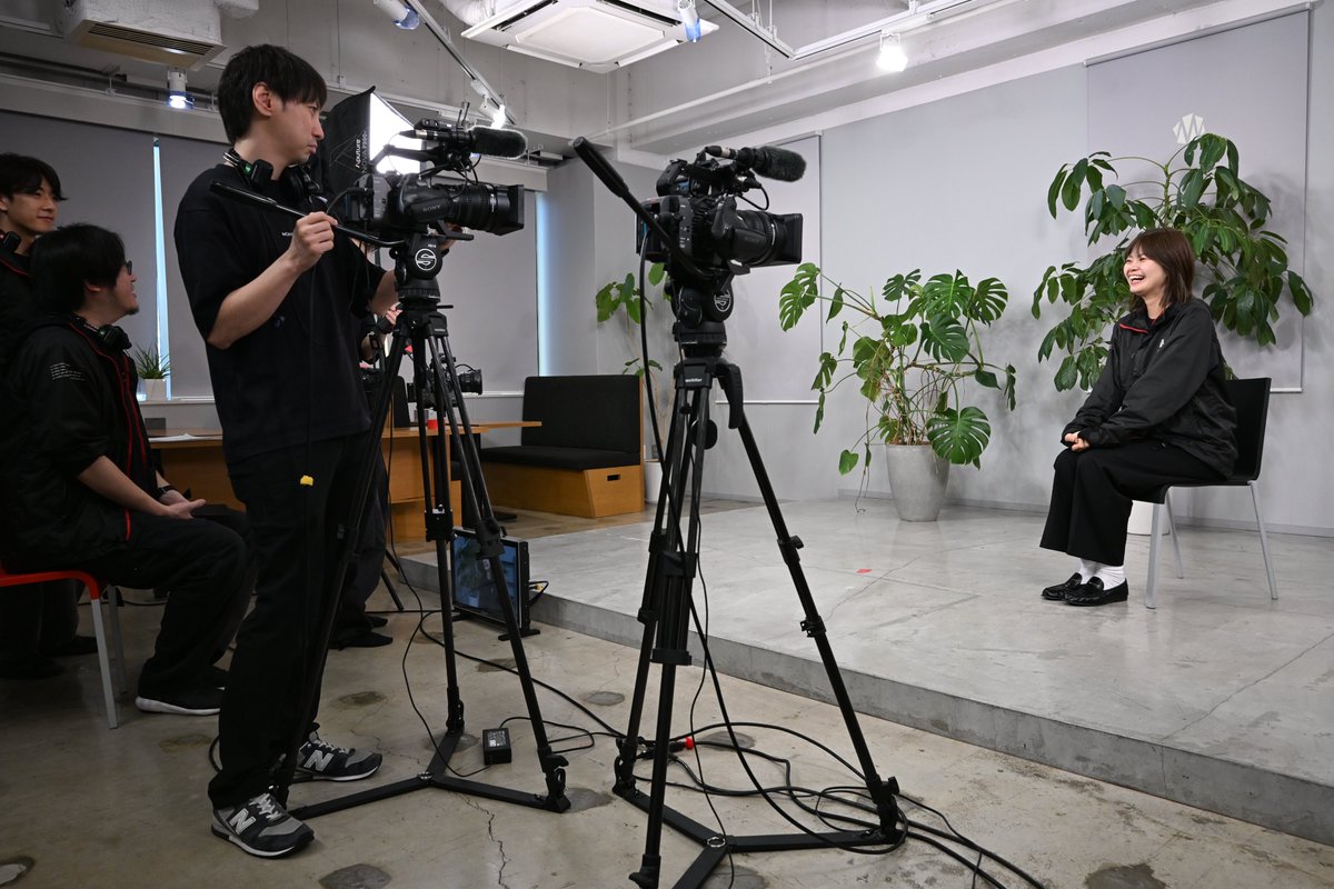 monsterdive_pr's tweet photo. 【会社紹介動画の制作ウラ側🎬】
27卒の #新卒採用 もいよいよ佳境！
説明会用の動画では #バーチャルプロダクション を活用して撮影するなど、映像制作事業部ならではの技術を生かして撮影🎥
企画から撮影・編集まで一気通貫なのもMONSTER DIVEの強みです💪
#動画制作 のご相談もお待ちしてます！ https://t.co/7G5xGZp4ns