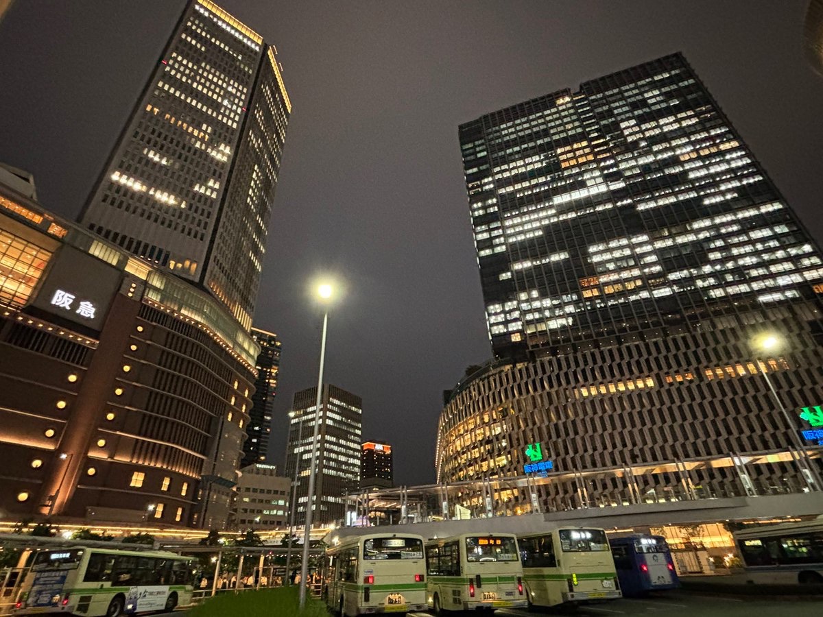 bozu_108's tweet photo. 梅田駅使ってる人しか分からないこと選手権

最優秀賞
梅田の百貨店、
阪急に行くと「ちゃんとした人」のふりをする。
阪神に行くと腹が減る。

金賞
「泉の広場」の泉がなくなっても、結局いまだに「泉の広場集合」と言ってしまう。

入賞
梅田駅ホームにあるたにまちカレーは500円〜とリーズナブルな価格。
食事しながら電車の発着が見られる。

入賞
阪急梅田駅はかつては大阪駅より南にあった。