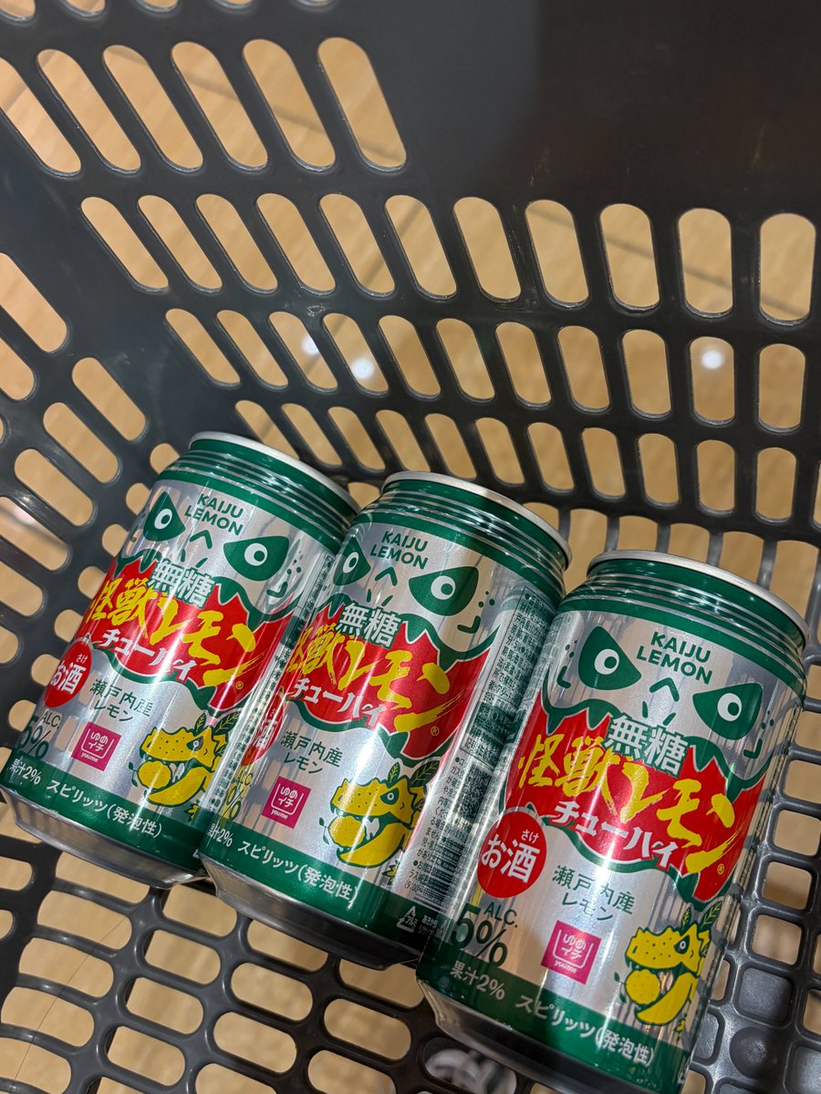 hirokawa_group's tweet photo. 梅雨明けしていきなり暑すぎますね💦☀️ 
涼みを求めてお店に入ったら、売り場で視線を感じる……「 #怪獣レモンチューハイ（無糖）」発見！🦖🍋
このインパクトはスルーできないやつ。
週末もあと少しなので、
今夜さっそくキンキンに冷やしていただきます🍻✨

#企業公式つぶやき部 https://t.co/Jj0X7IbEtF