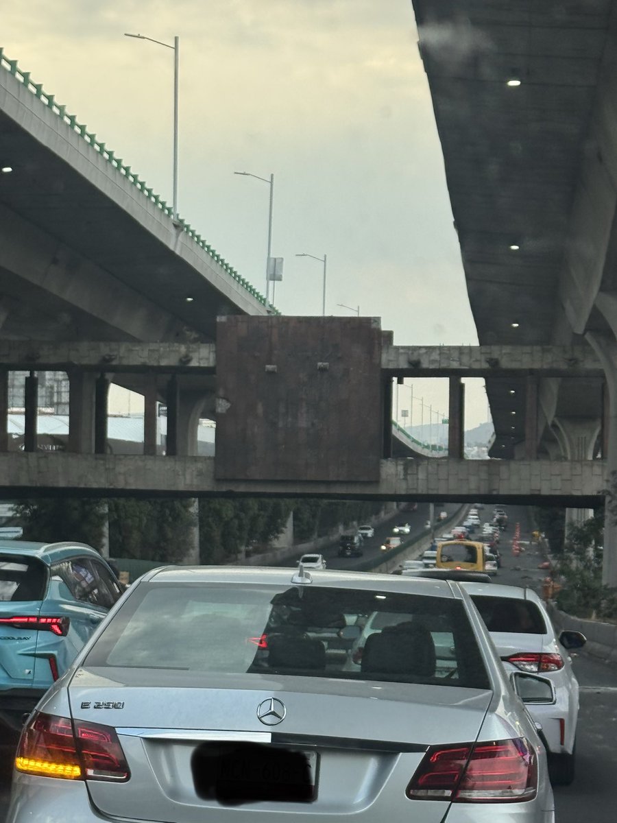 luluheoficial's tweet photo. Q pasó con las dos placas metálicas q estaban en el puente peatonal del IMSS sobre Periférico, en Naucalpan? Eran parte d la historia del lugar y desde hace tiempo desaparecieron. ¿Fueron retiradas, resguardadas o robadas? Sería importante conocer su destino. @Tu_IMSS
@GobNau https://t.co/8M0PtystZC