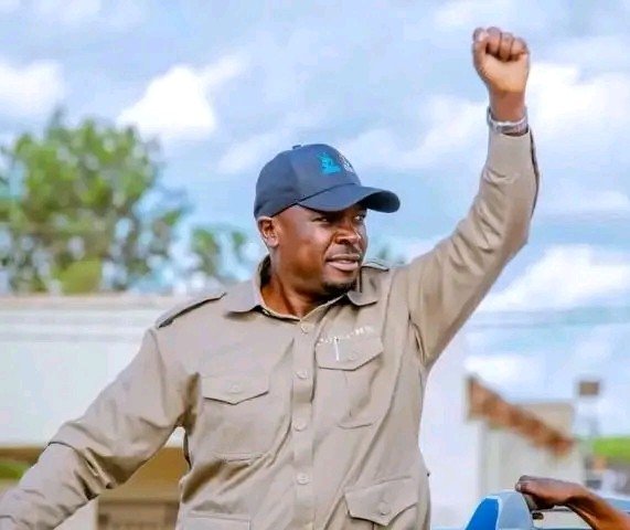JohnNgutiCDM's tweet photo. CHADEMA imehitimisha salama vikao vyake vya Kamati Kuu vilivyofanyika mjini Kigoma.

Maazimio yaliyopitishwa katika vikao hivyo yatatangazwa rasmi na viongozi wakuu wa chama kwa wakati utakaotolewa.

Kwa sasa, msimamo na kipaumbele chetu ni mambo mawili tu: Uhuru wa Mwenyekiti Tundu Lissu na Katiba Mpya.

Hii ndiyo dira yetu, ndiyo ajenda yetu kuu, na ndiyo mwelekeo tunaopaswa kuusimamia kwa umoja na uthabiti.

Vijana wajibu wetu ni ule ule kulinda Chama hiki na viongozi wake kwa wivu mkubwa. Ajenda za Chama zitapiganiwa kwa nguvu zote.
#KatibaMpyaFreeTunduLissu