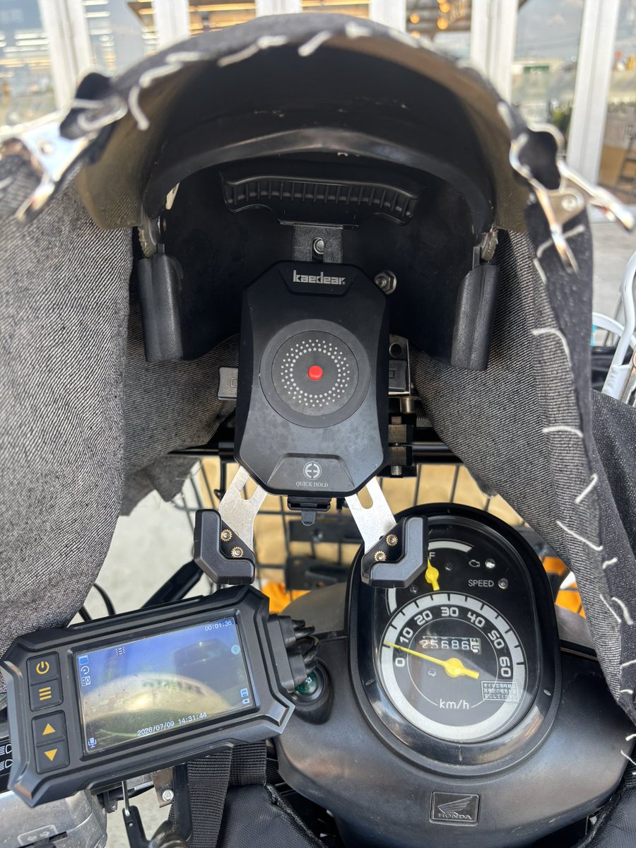 akagi42's tweet photo. 太陽の光で画面が見えないので手芸屋さんに行って黒いデニムの布を買ってきたとりあえずハサミで切ってクリップで仮止めしてみたけど結構見やすくなった
後でミシン使ったりしてもうちょっとちゃんとしよう https://t.co/3pGdUkdiyv