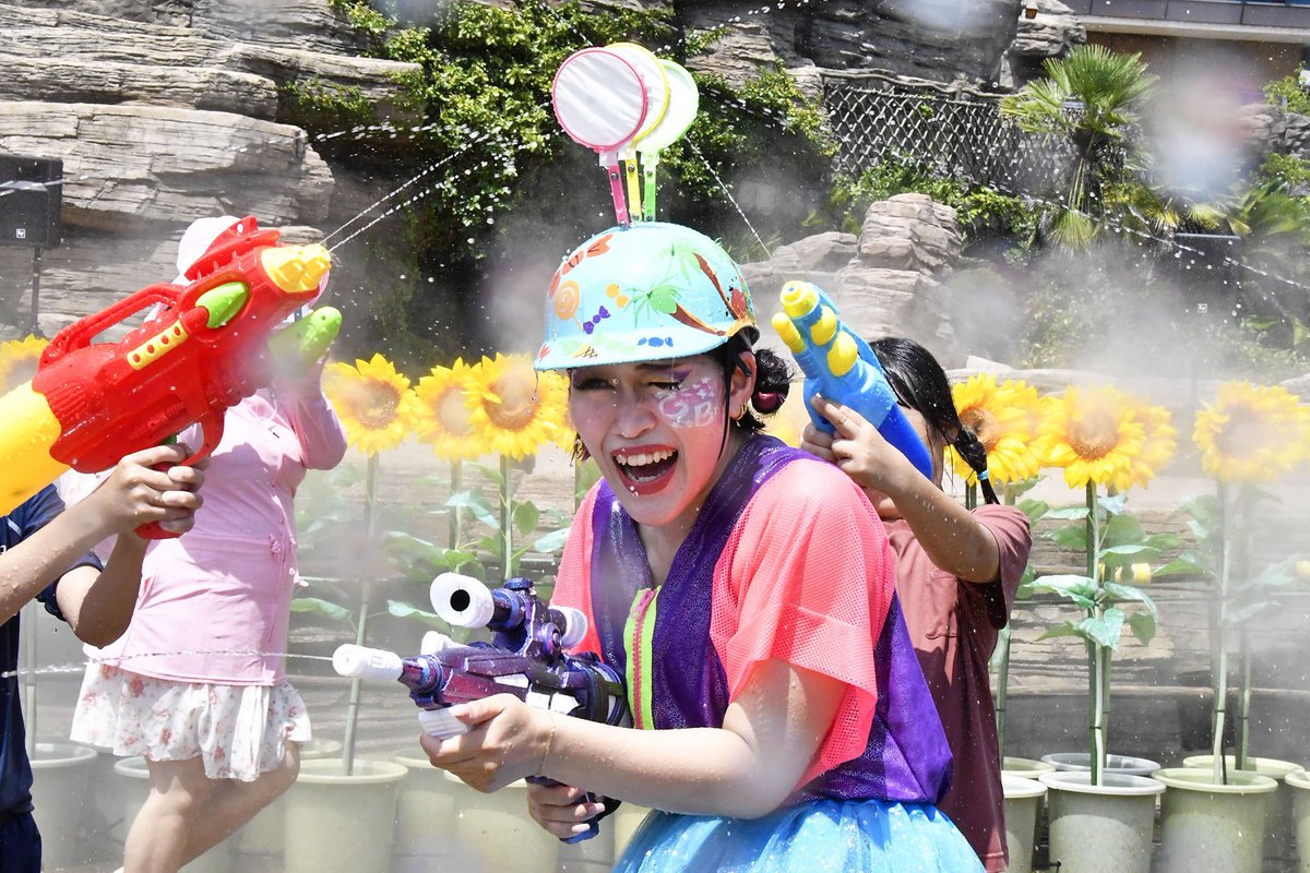 hirapar_pr's tweet photo. ＼今年の夏も開催決定！／
ずぶ濡れ必至のウォーターショー
スプラッシュビート🔫💦☀️

8月1日(土)～9月6日(日)の土・日曜と8月10日(月)～8月14日(金)の毎日開催！
参加・観覧無料！

水鉄砲持参でさらに楽しめるよ🔫
豪快に水を浴びてキャストと一緒に盛り上がろう！

https://t.co/6nRKOrm1bk https://t.co/M3xVPwagJW