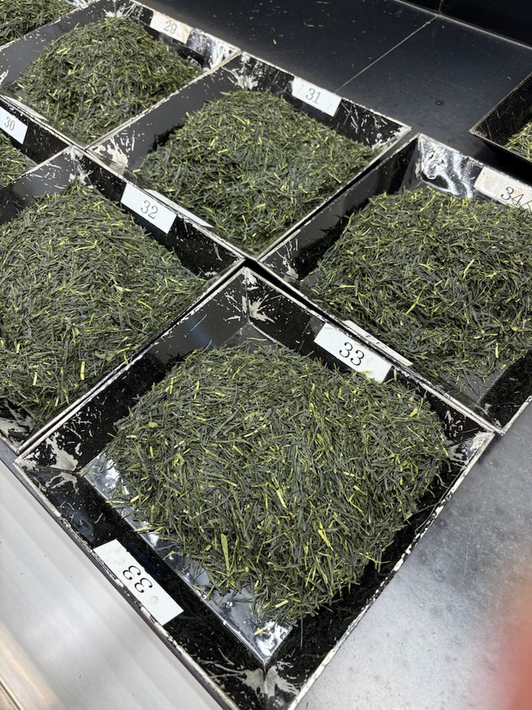 ashigaracya's tweet photo. 一番茶を摘み取ってから約1か月半後、二番茶の摘み取りが始まります。
その二番茶の価格を決める審査（値段決め）を本日より行いました。
形・色・味・香りを総合的に判断し価格を決めます。
熟練された職人技です。
#足柄茶
#緑茶
#お茶
#かながわブランド
#神奈川名産100選 https://t.co/uZv54gKO4K