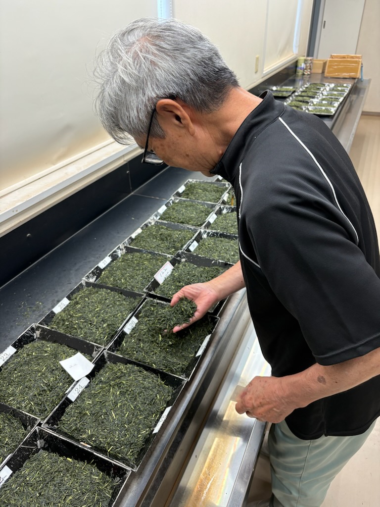 ashigaracya's tweet photo. 一番茶を摘み取ってから約1か月半後、二番茶の摘み取りが始まります。
その二番茶の価格を決める審査（値段決め）を本日より行いました。
形・色・味・香りを総合的に判断し価格を決めます。
熟練された職人技です。
#足柄茶
#緑茶
#お茶
#かながわブランド
#神奈川名産100選 https://t.co/uZv54gKO4K