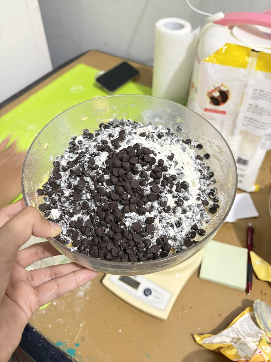 kforkinsley's tweet photo. kemarin ngerasa overwhelmed karena megang handphone terus, jadi coba nyari kegiatan lagi &amp;  bikin cookies deh resepnya gampang, ternyata enaaaakkk!! https://t.co/acwmhns8sP