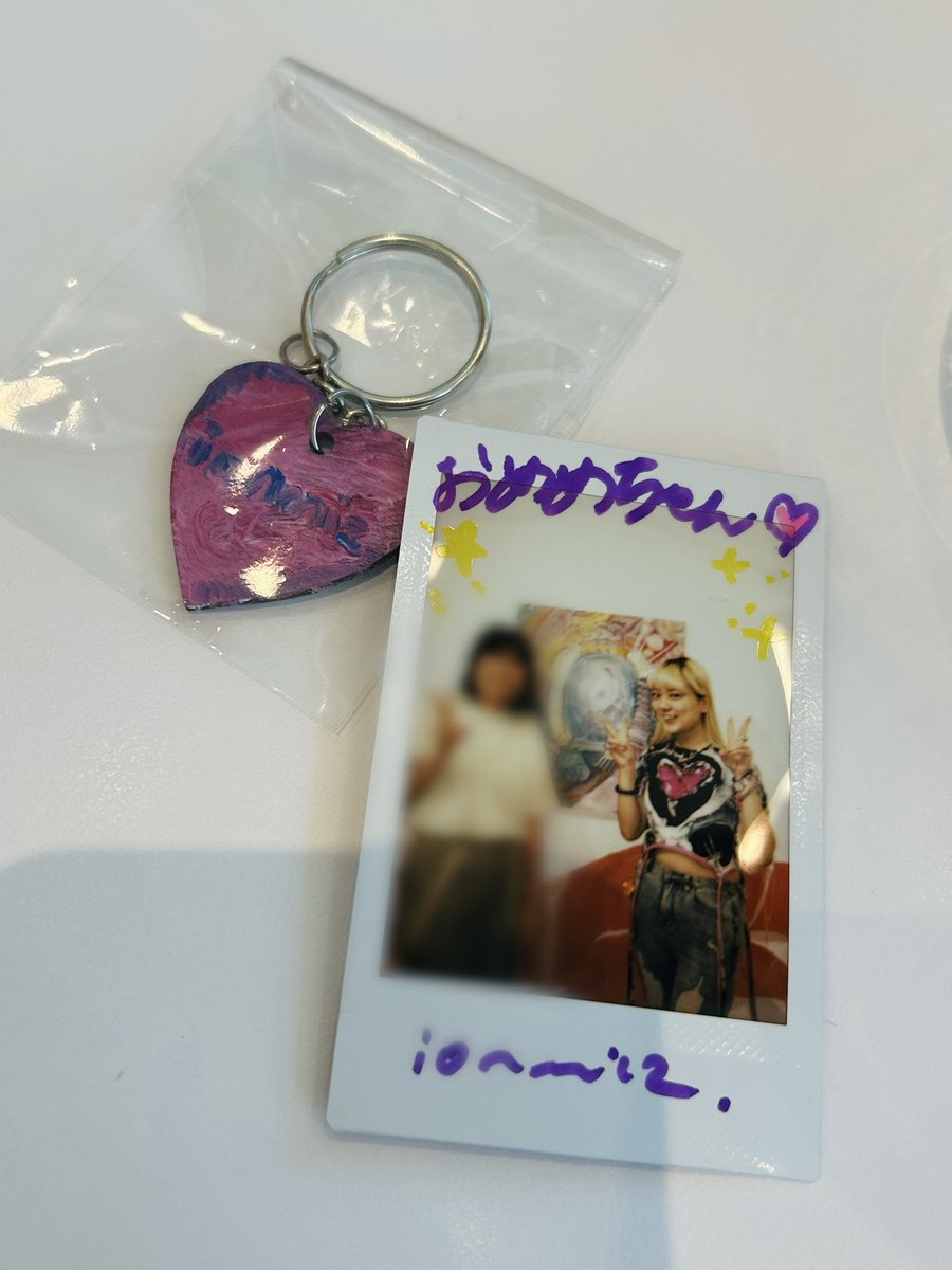 omeme0829's tweet photo. 1年ぶりくらいに直接お話しできた🫶
むらしゃくのことも伝えられてよかった🥹💜
なおこさんにめっちゃ後押しされてチェキ撮れた😂 https://t.co/pYpJs3Nzfs